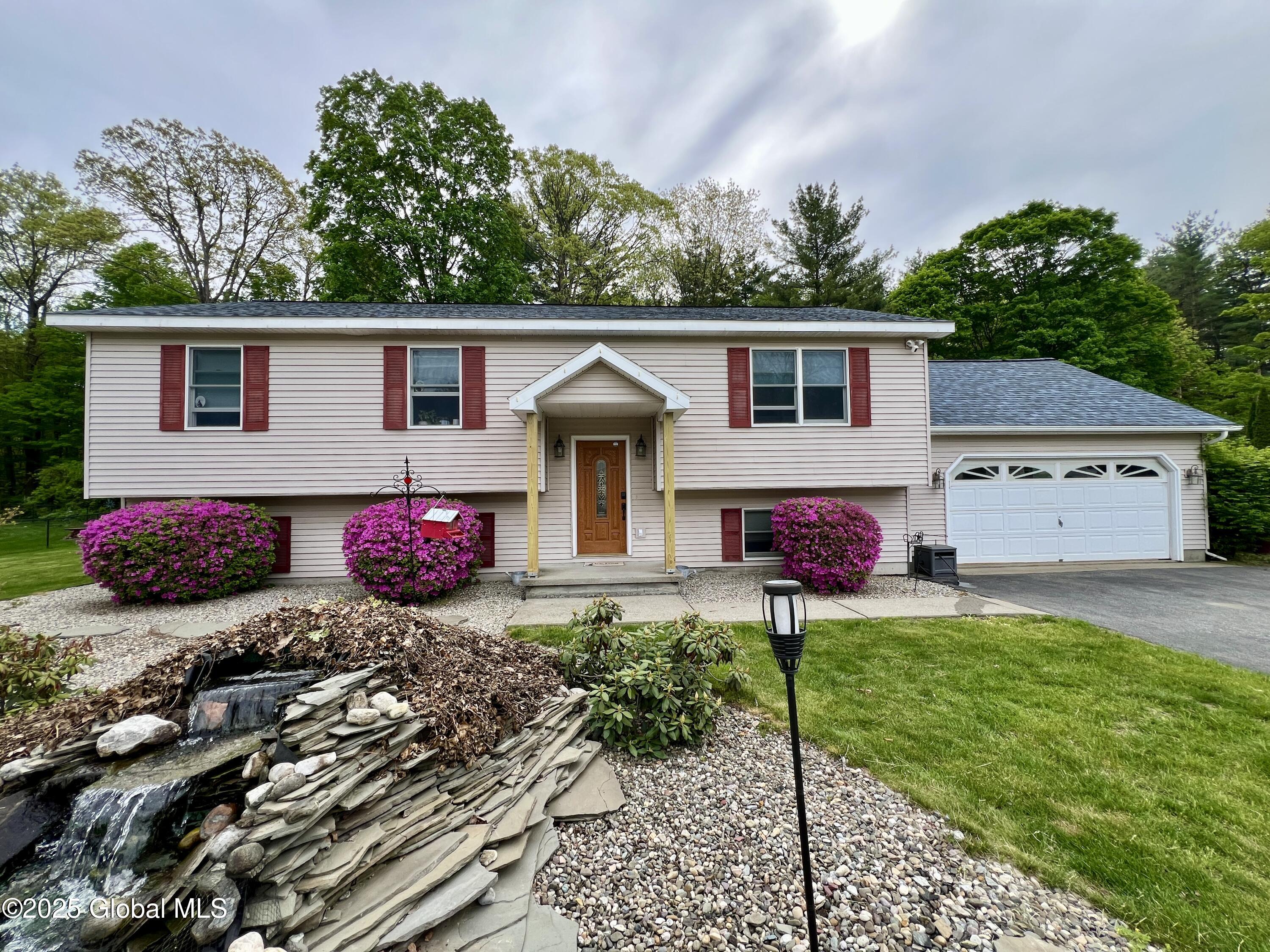 25 Hilton Drive, South Glens Falls, New York image 1