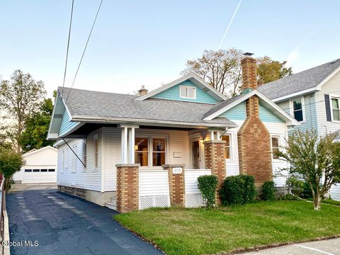 Photo of 905 Cleveland Avenue, Schenectady, NY 12306 (MLS # 202527419)