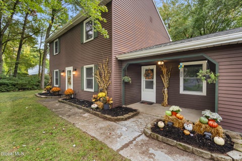 Photo of 5 Huntwood Drive, Clifton Park, NY 12065 (MLS # 202627770)