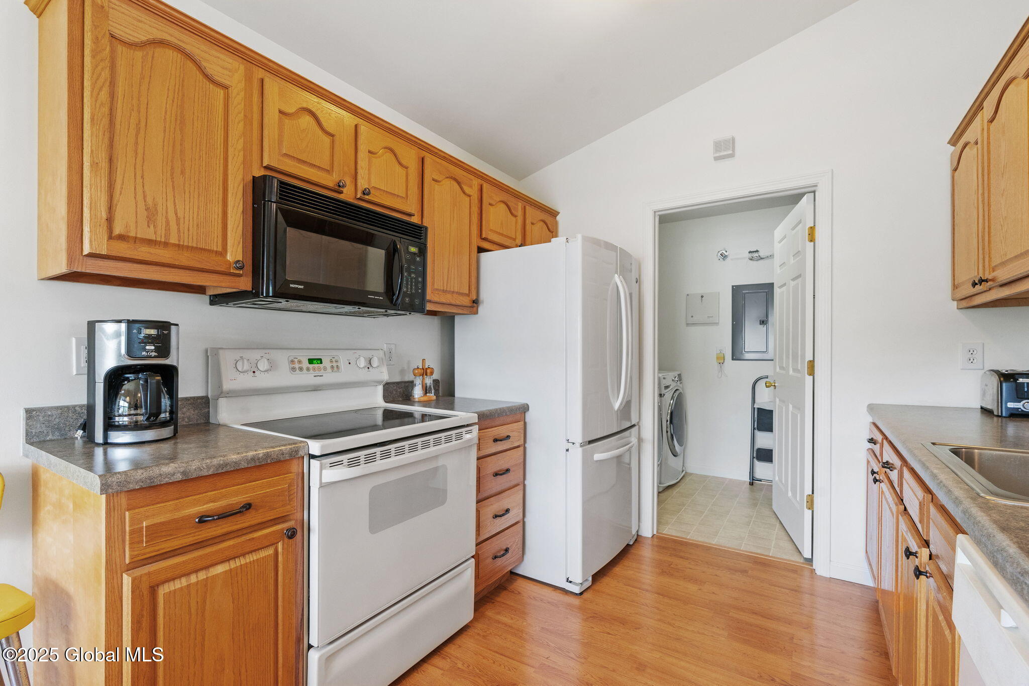 606 Cedar Run, Rensselaer, New York image 9