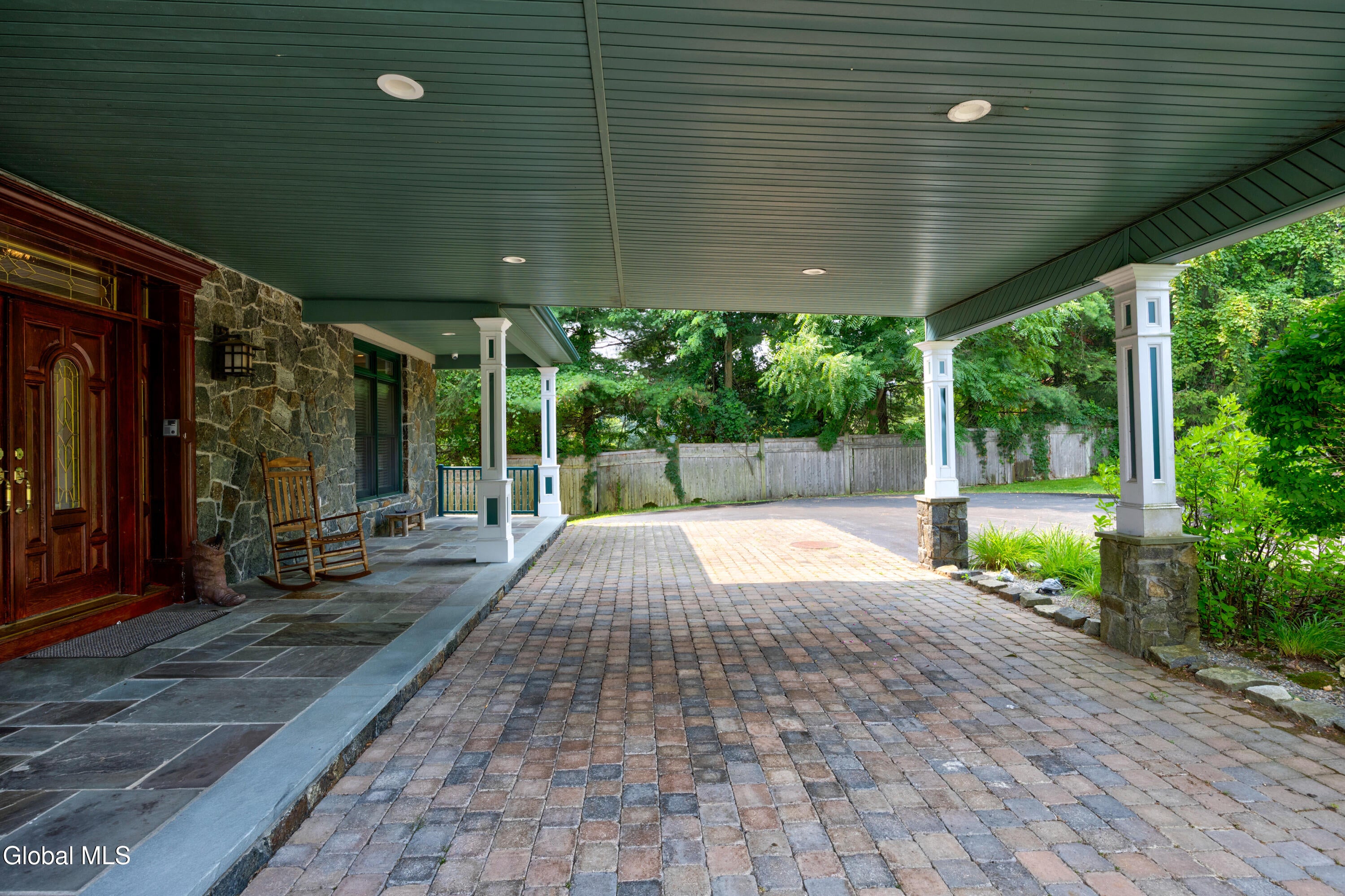 2988 Lakeshore Drive