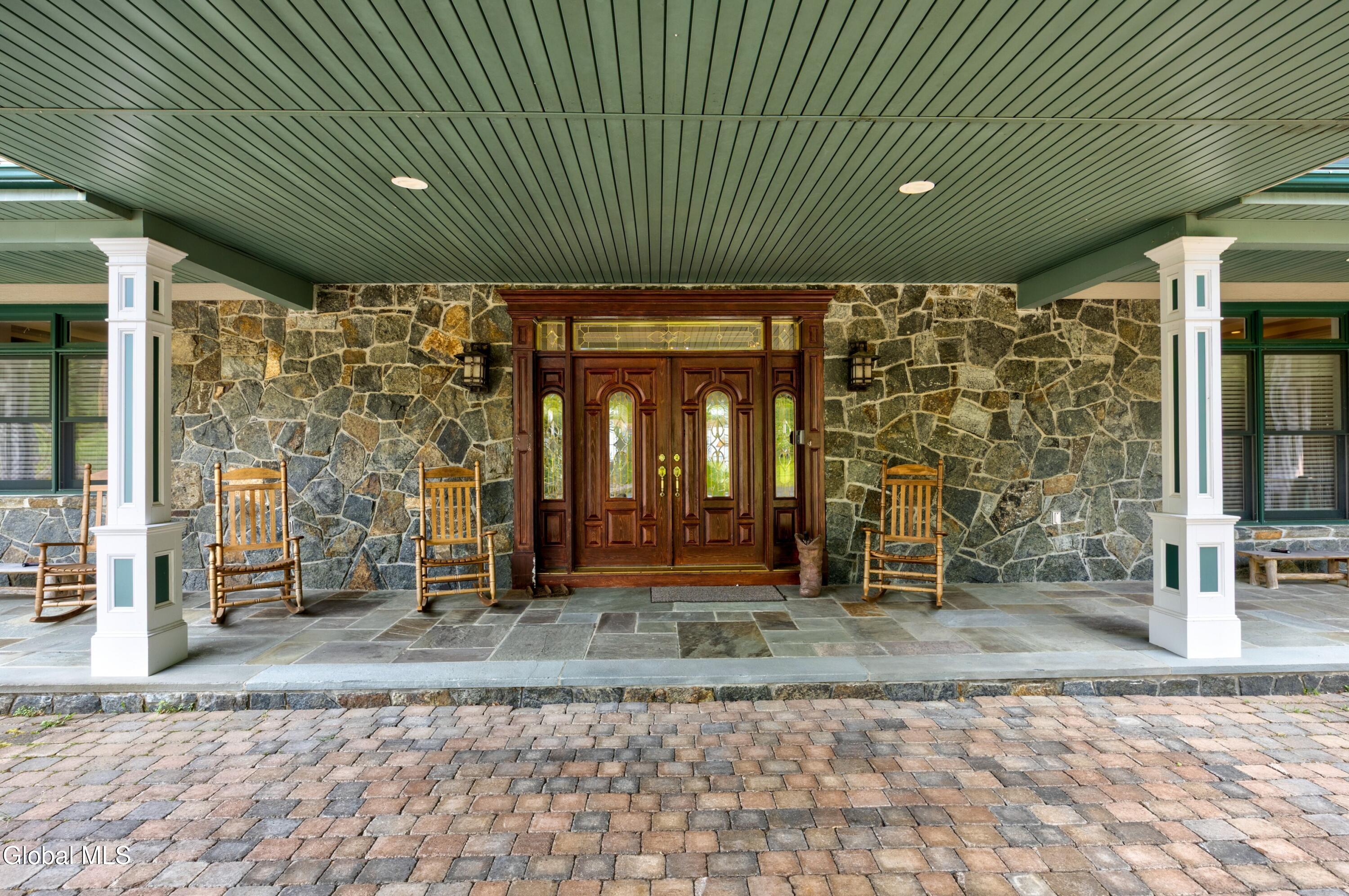 2988 Lakeshore Drive