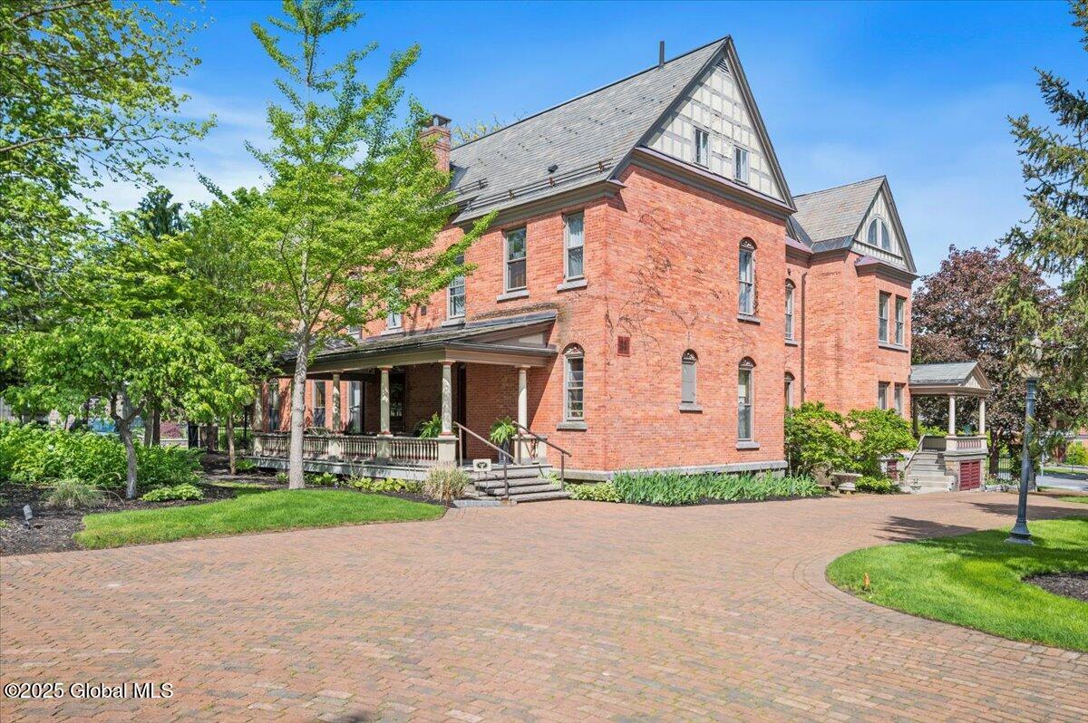 605 N Broadway