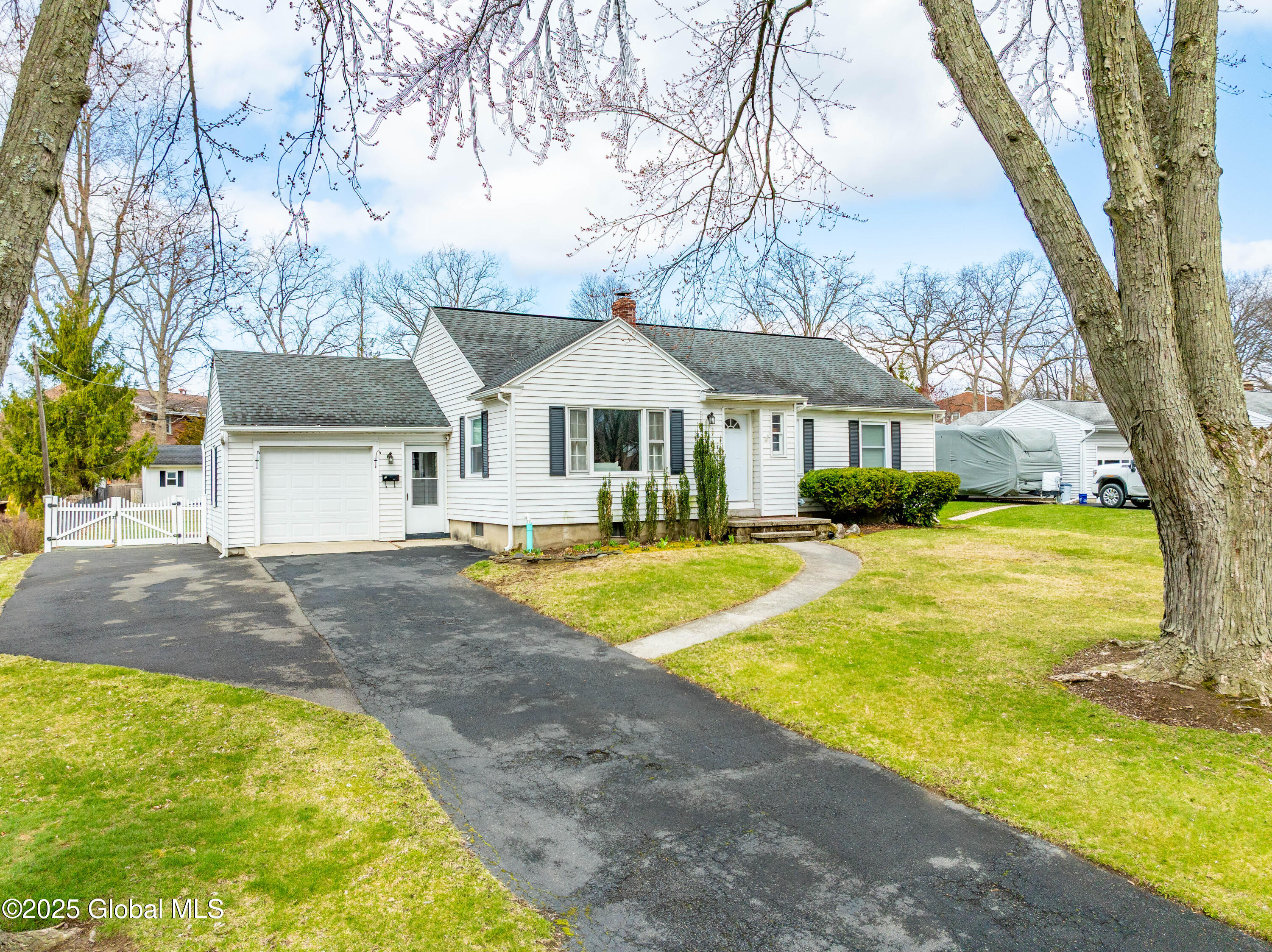 18 W Glenwood Drive, Latham, New York image 2