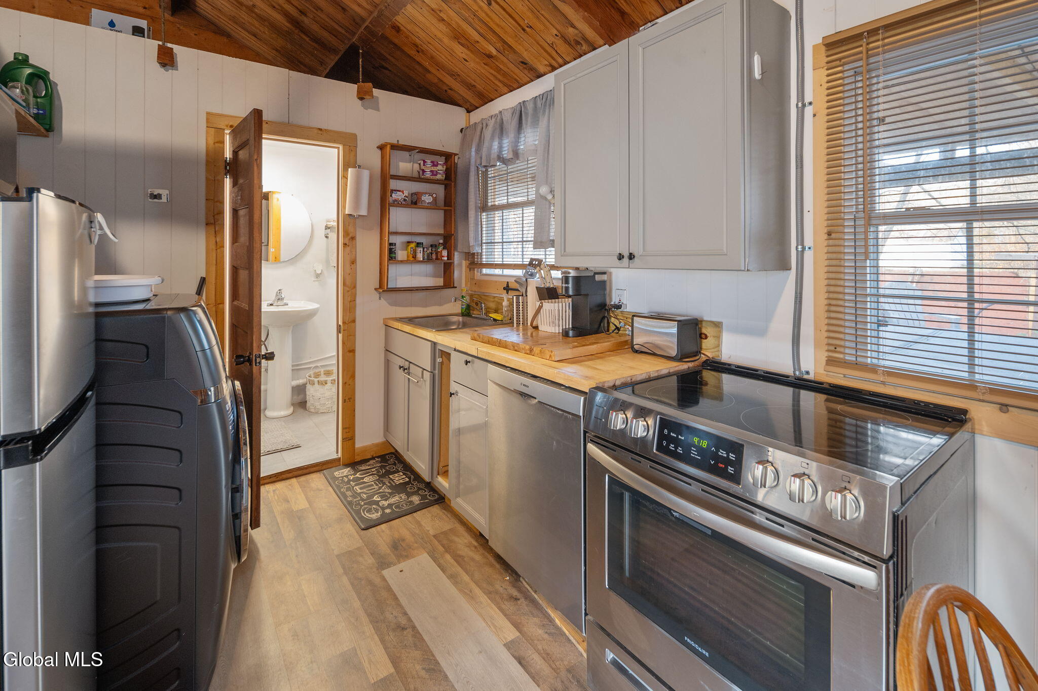 Ashland, New York 12407, United States, 4 Bedrooms Bedrooms, ,3 BathroomsBathrooms,Residential,Active,236773