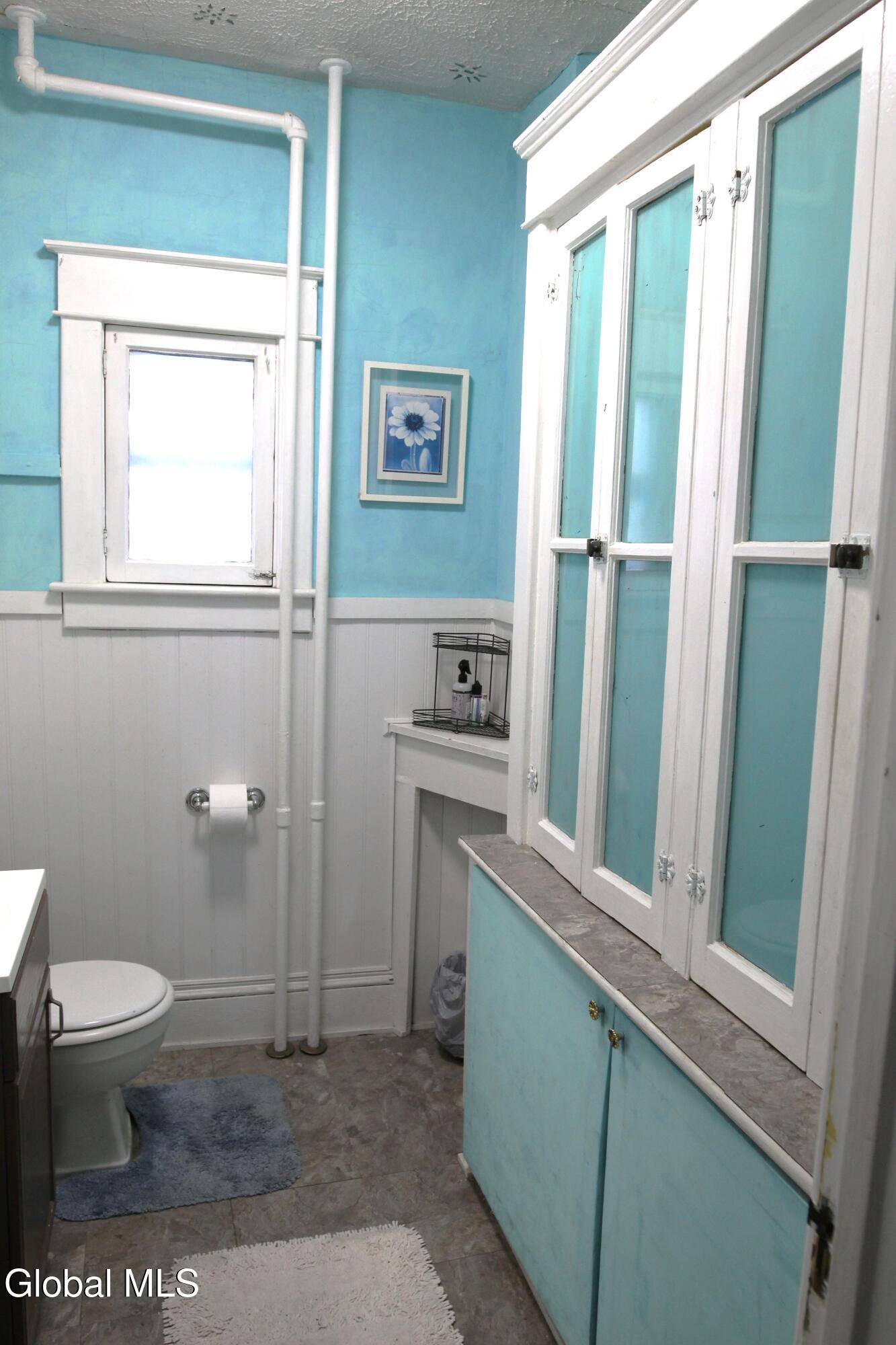 Albany, New York 12208, United States, 5 Bedrooms Bedrooms, ,2 BathroomsBathrooms,Residential,Pending,250103