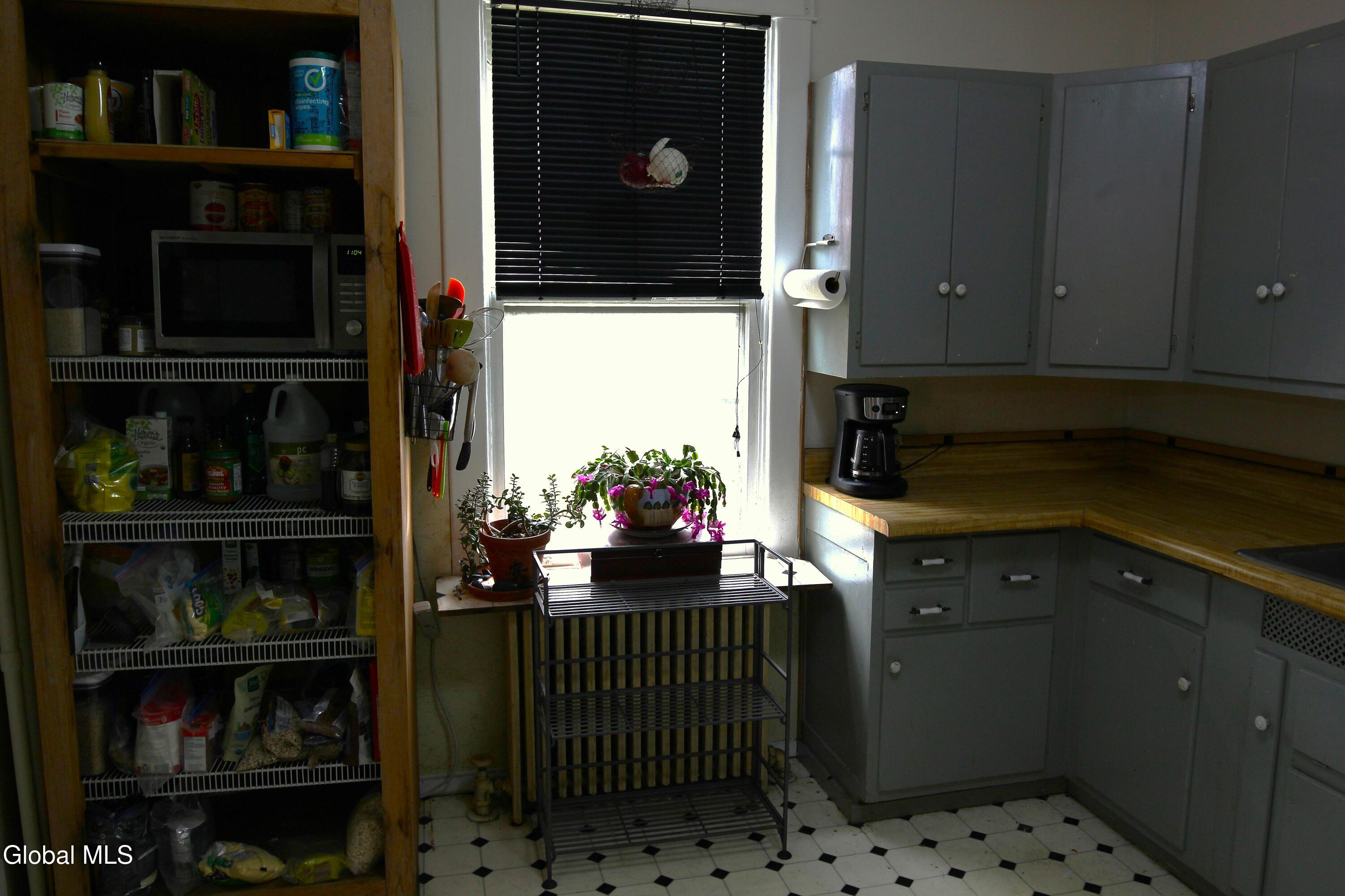 Albany, New York 12208, United States, 5 Bedrooms Bedrooms, ,2 BathroomsBathrooms,Residential,Pending,250103