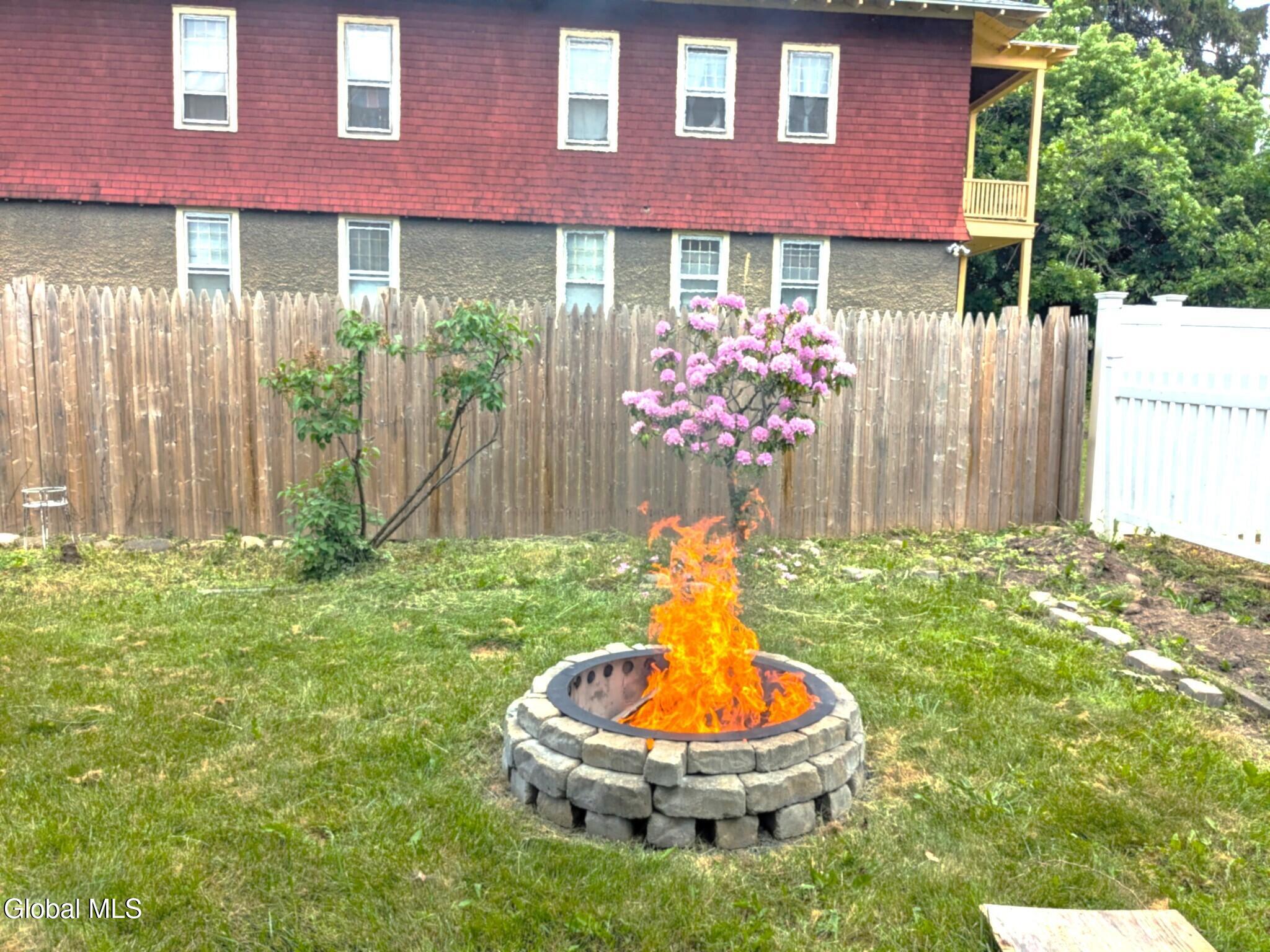 Albany, New York 12208, United States, 5 Bedrooms Bedrooms, ,2 BathroomsBathrooms,Residential,Pending,250103