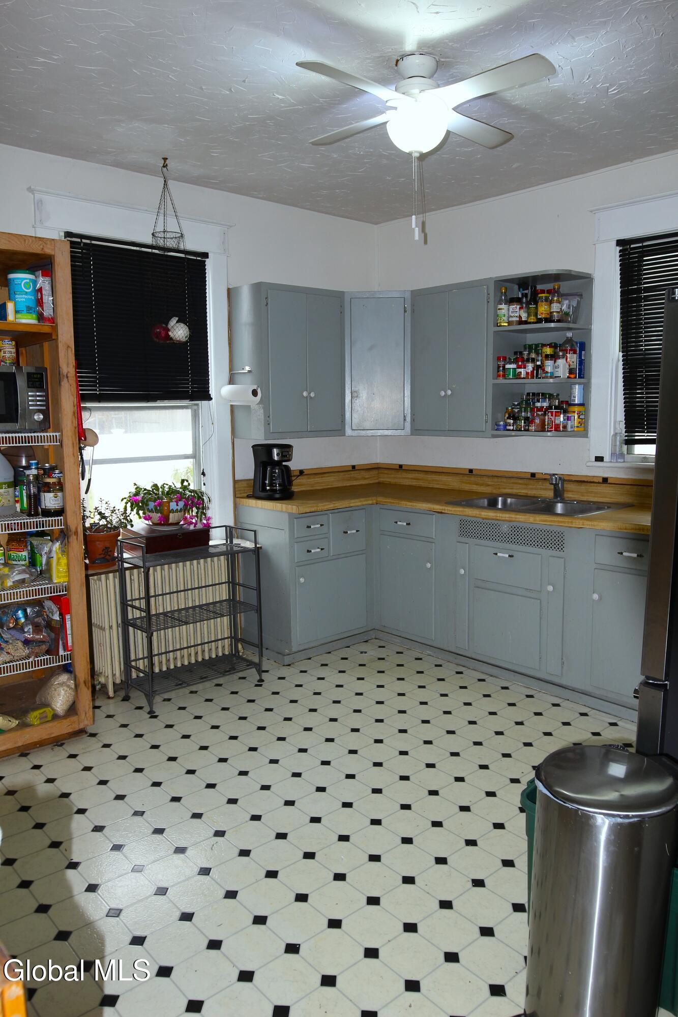 Albany, New York 12208, United States, 5 Bedrooms Bedrooms, ,2 BathroomsBathrooms,Residential,Pending,250103