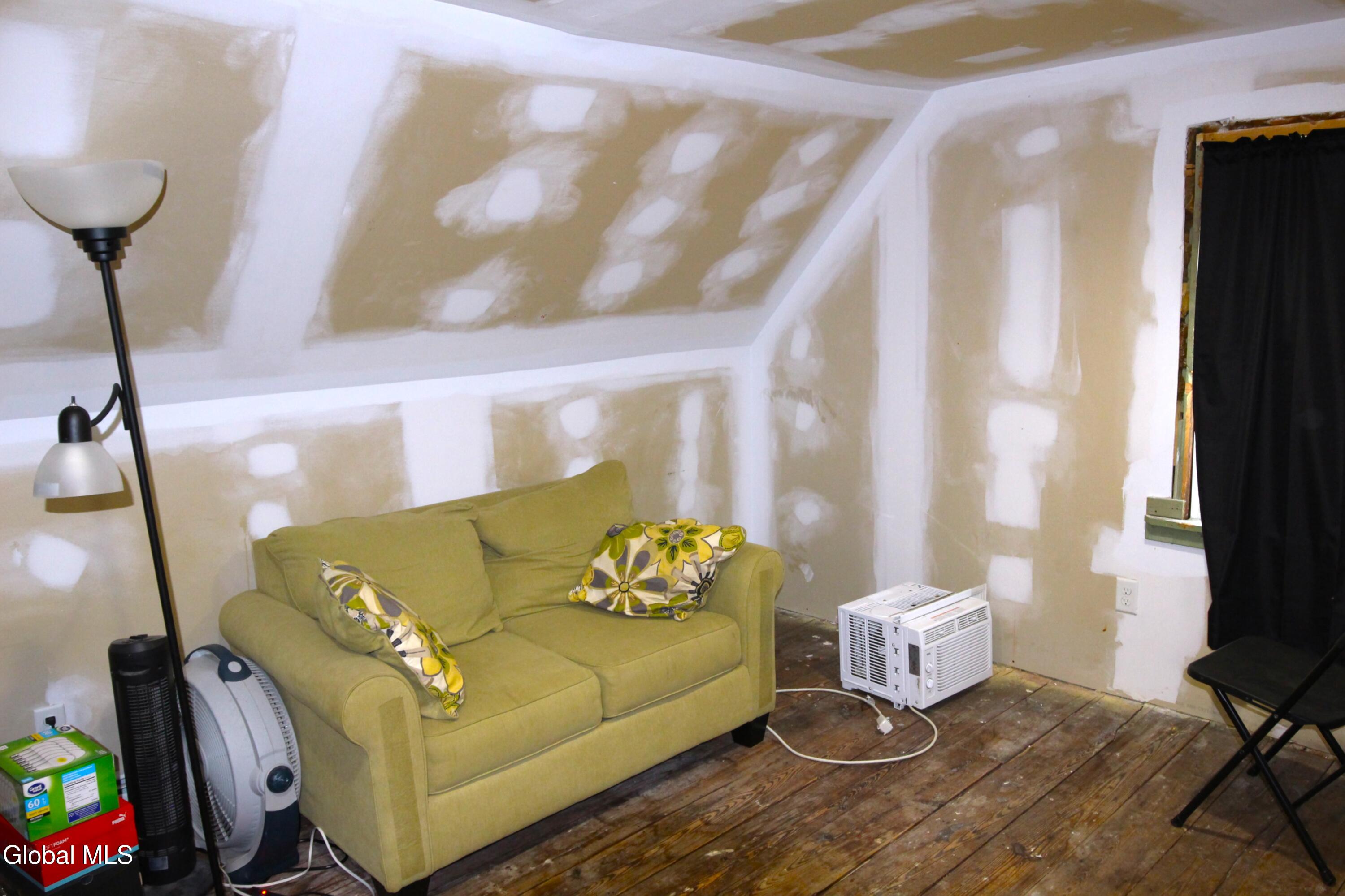 Albany, New York 12208, United States, 5 Bedrooms Bedrooms, ,2 BathroomsBathrooms,Residential,Pending,250103