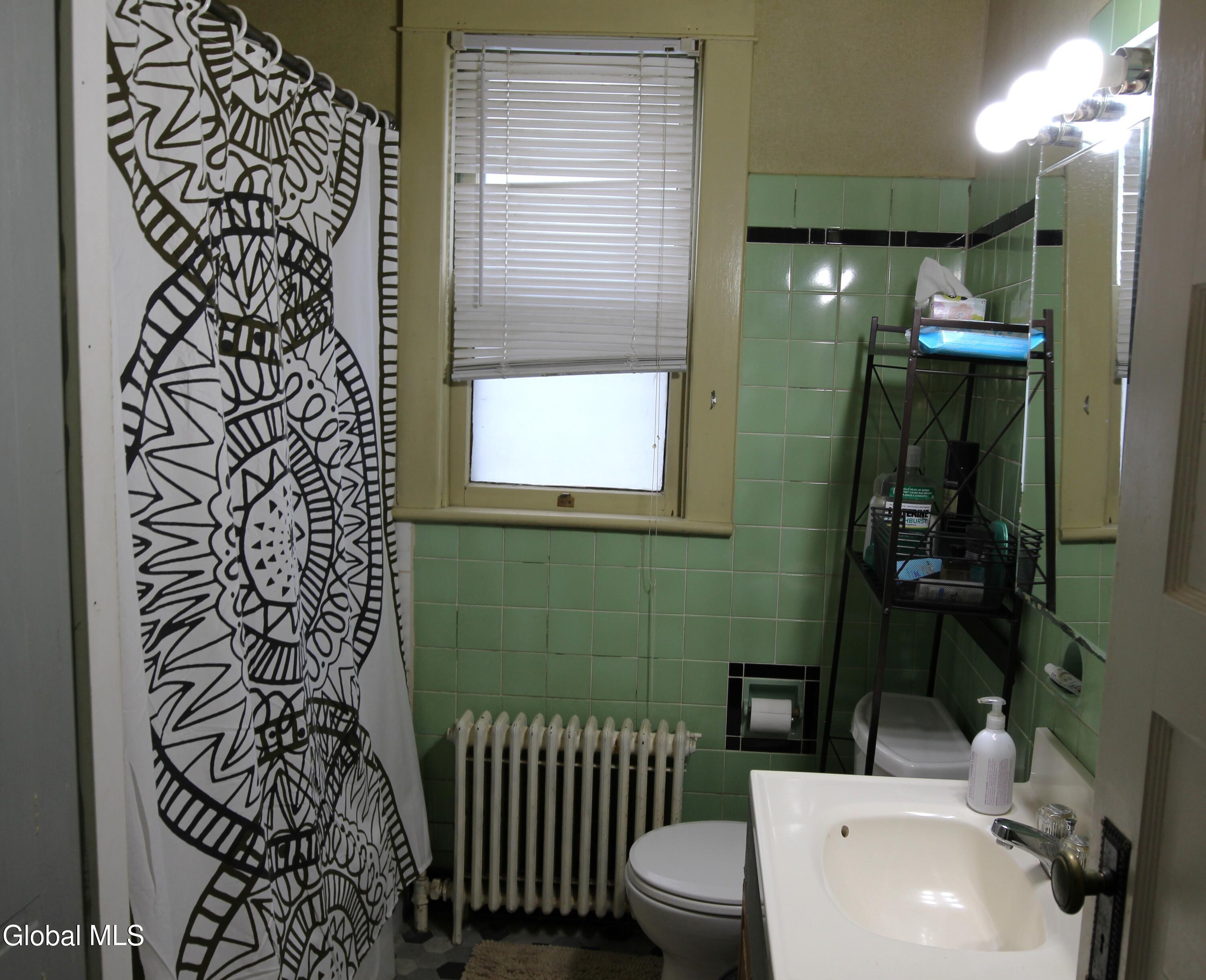 Albany, New York 12208, United States, 5 Bedrooms Bedrooms, ,2 BathroomsBathrooms,Residential,Pending,250103