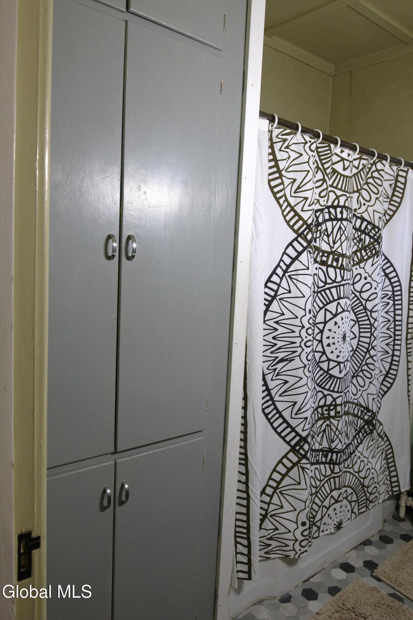 Albany, New York 12208, United States, 5 Bedrooms Bedrooms, ,2 BathroomsBathrooms,Residential,Pending,250103