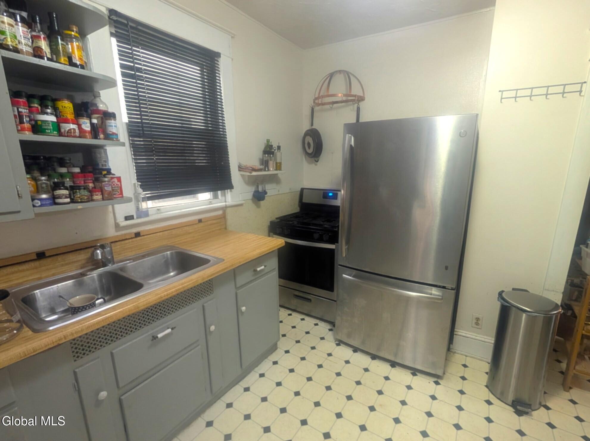 Albany, New York 12208, United States, 5 Bedrooms Bedrooms, ,2 BathroomsBathrooms,Residential,Pending,250103