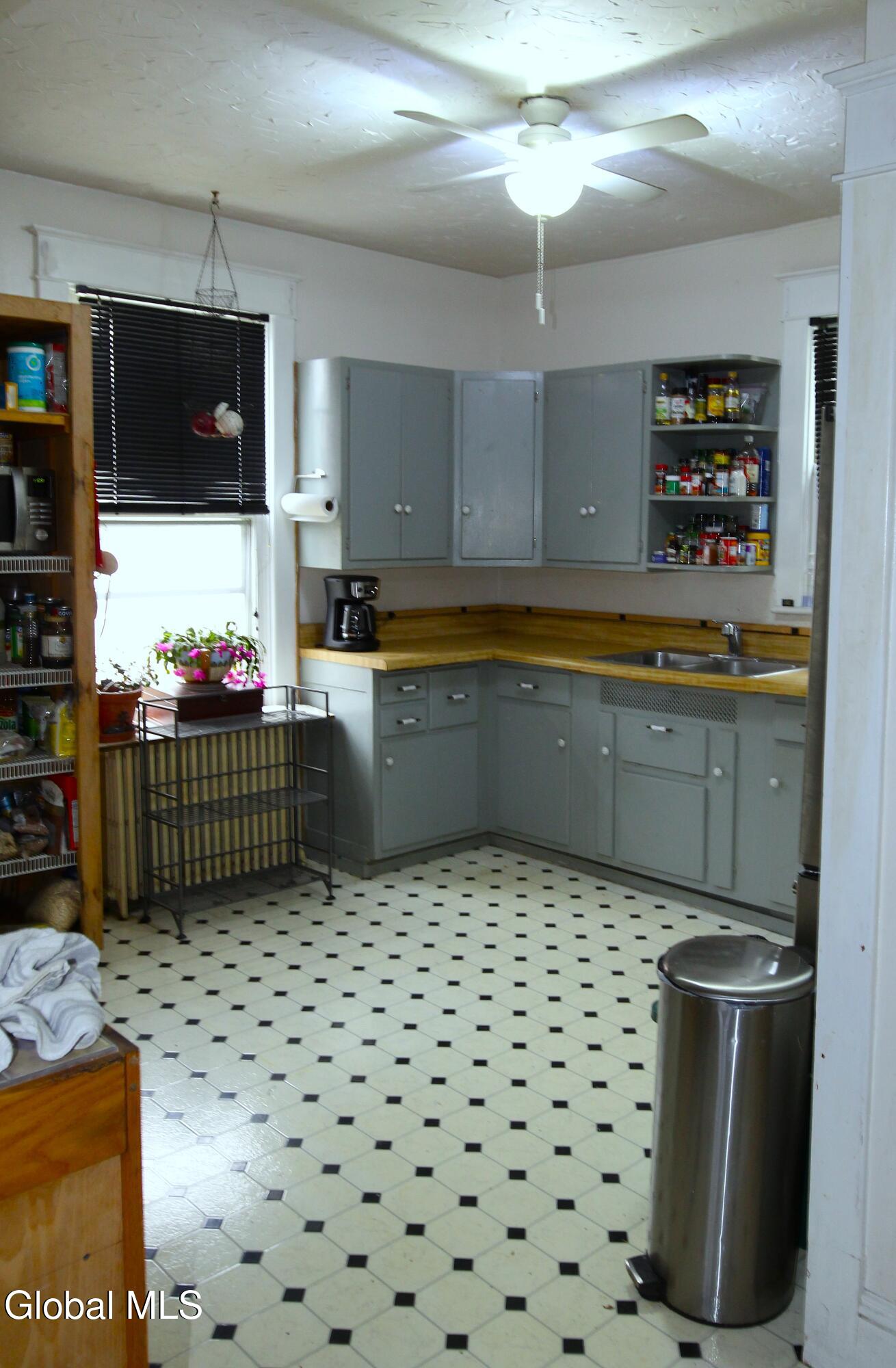 Albany, New York 12208, United States, 5 Bedrooms Bedrooms, ,2 BathroomsBathrooms,Residential,Pending,250103