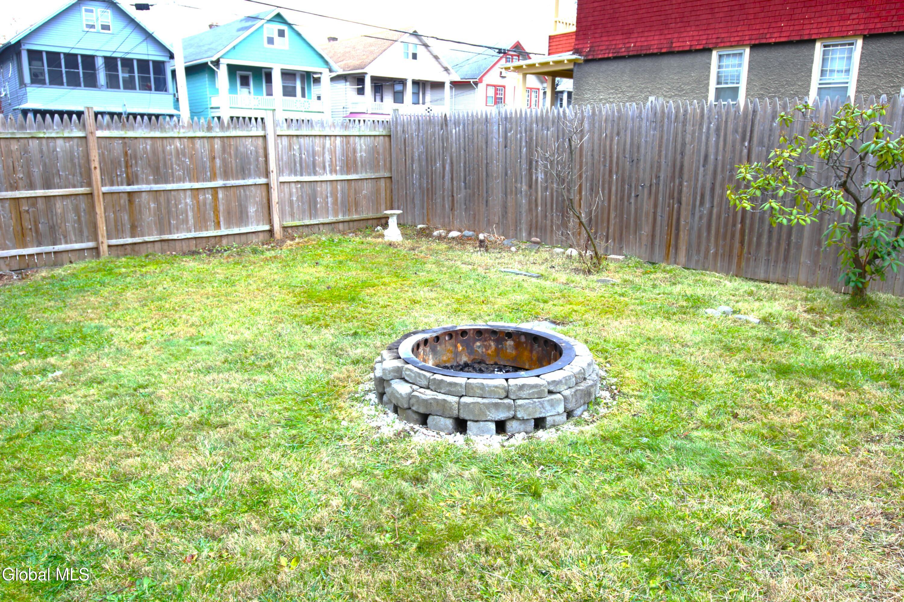 Albany, New York 12208, United States, 5 Bedrooms Bedrooms, ,2 BathroomsBathrooms,Residential,Pending,250103