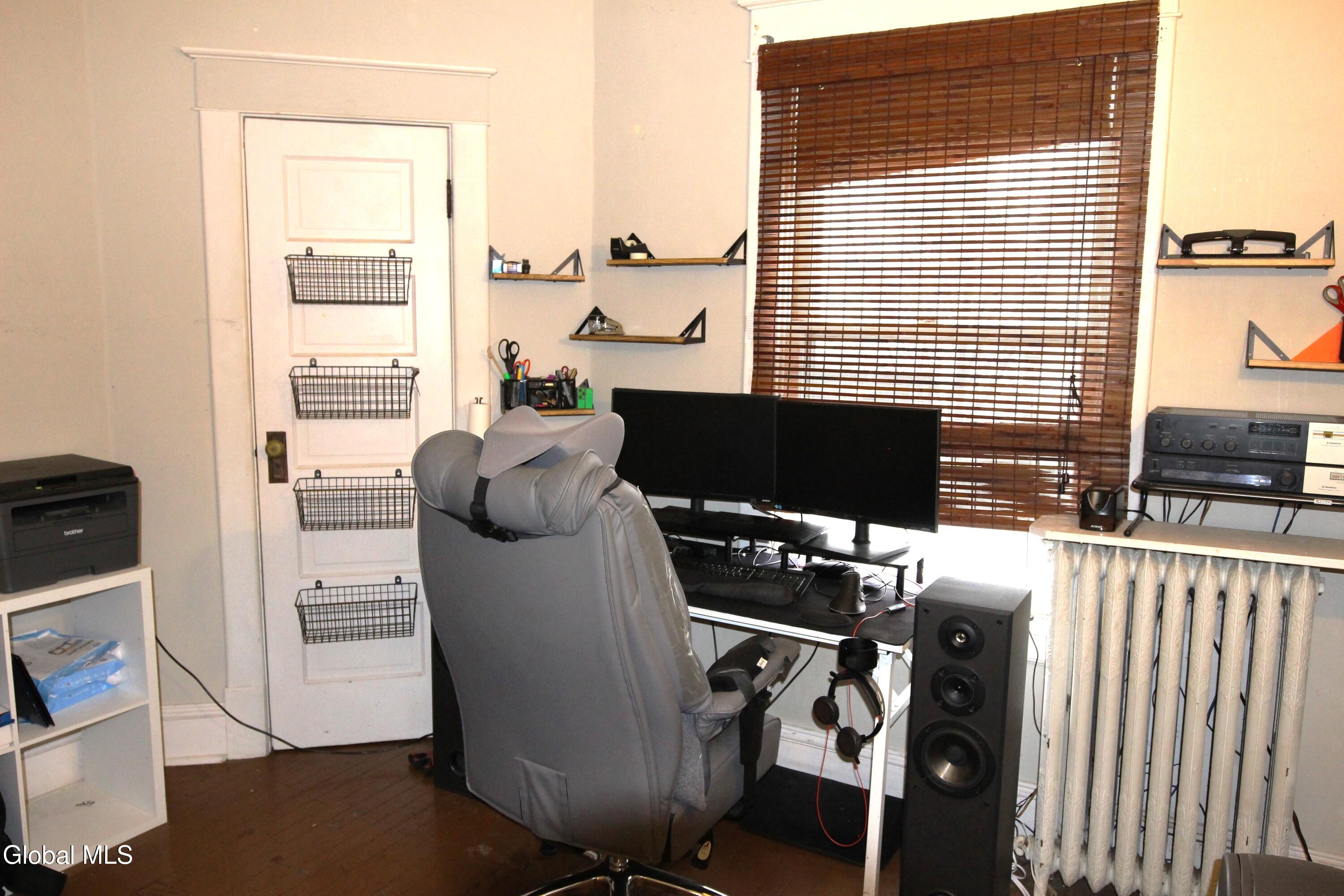 Albany, New York 12208, United States, 5 Bedrooms Bedrooms, ,2 BathroomsBathrooms,Residential,Pending,250103