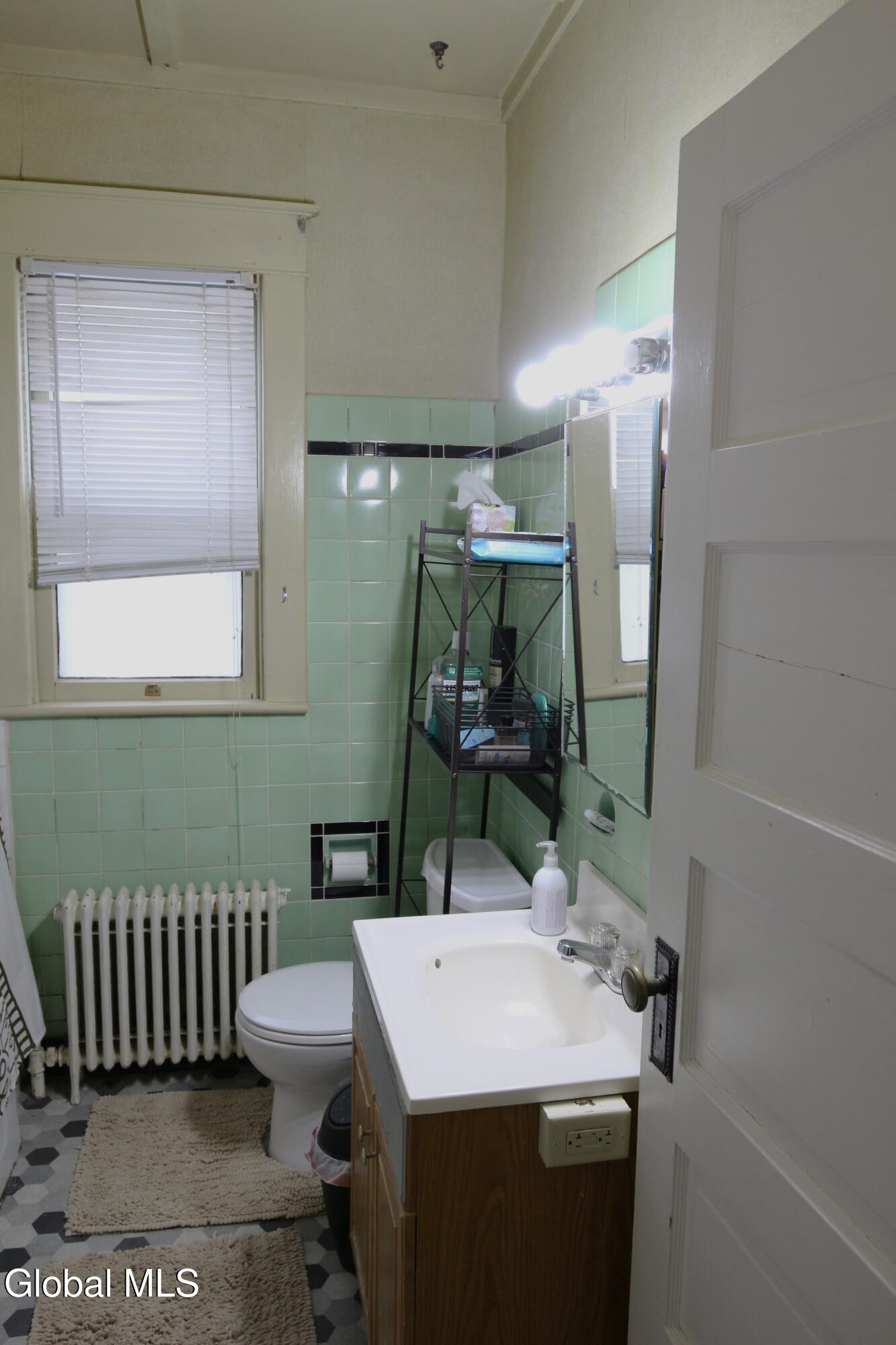 Albany, New York 12208, United States, 5 Bedrooms Bedrooms, ,2 BathroomsBathrooms,Residential,Pending,250103