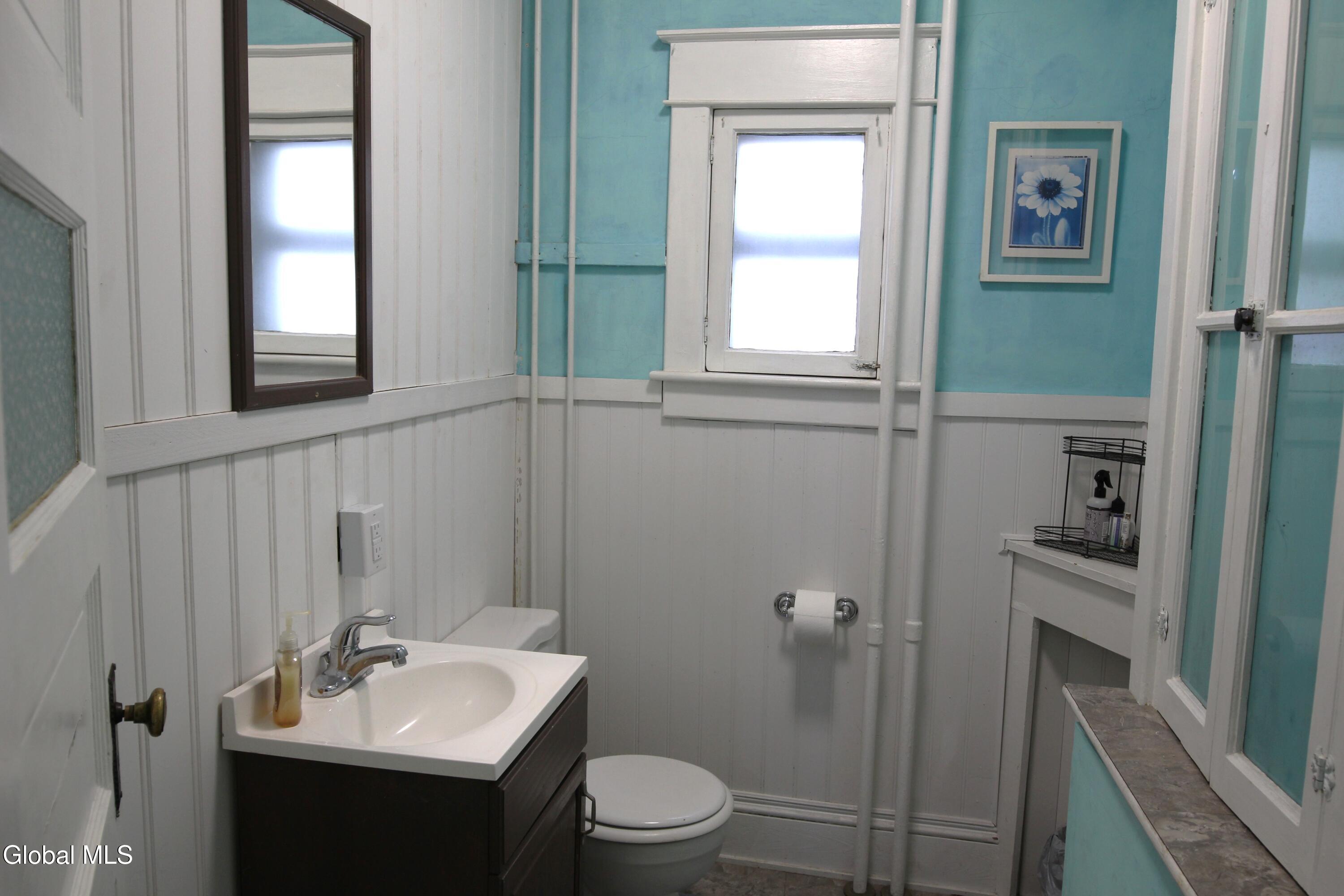 Albany, New York 12208, United States, 5 Bedrooms Bedrooms, ,2 BathroomsBathrooms,Residential,Pending,250103