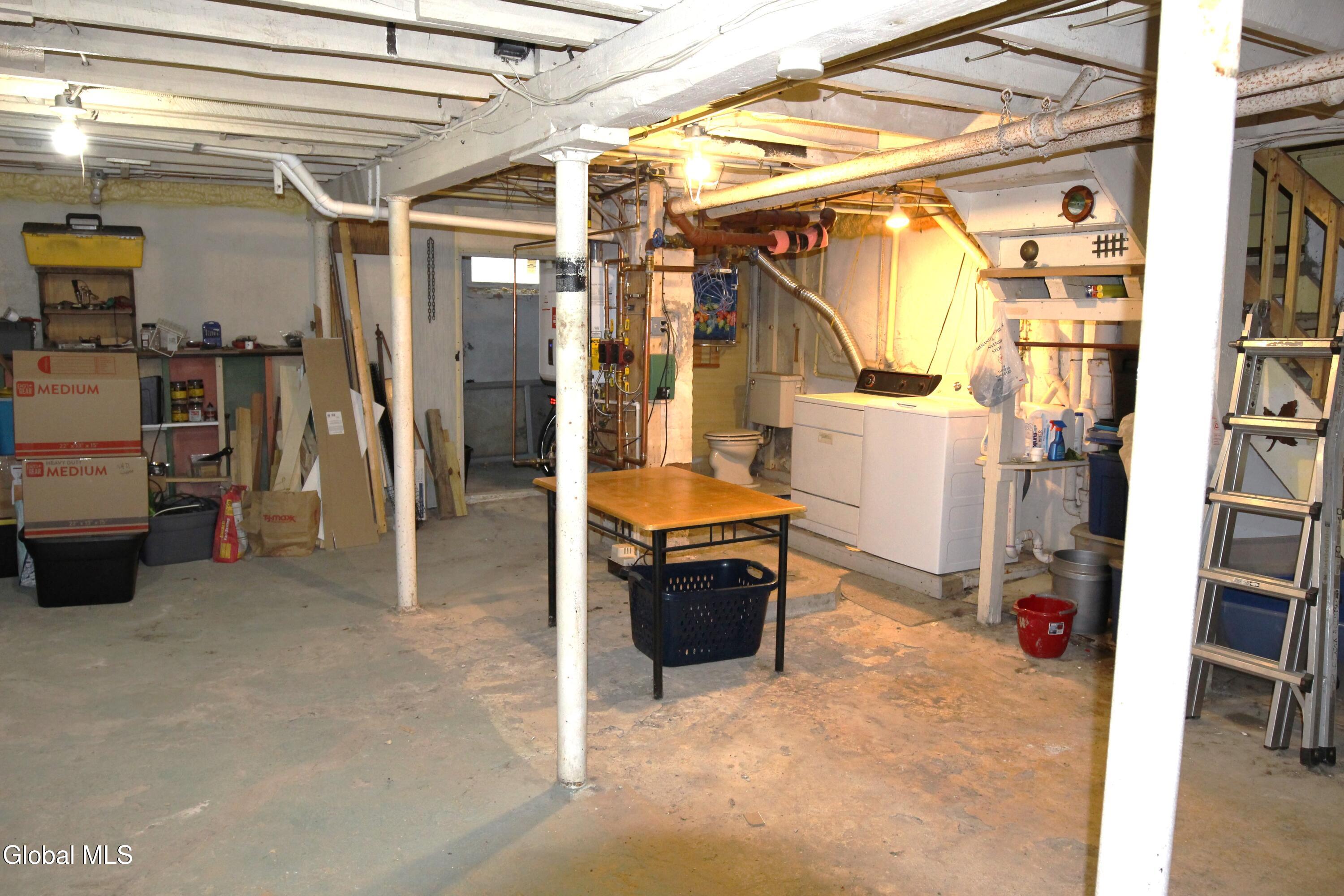 Albany, New York 12208, United States, 5 Bedrooms Bedrooms, ,2 BathroomsBathrooms,Residential,Pending,250103