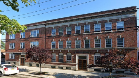Photo of 110 Union Street #8, Schenectady, NY 12305 (MLS # 202626586)