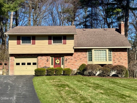 Homes For Sale - 13 Arnold Drive<br/> Clifton Park, NY 12065