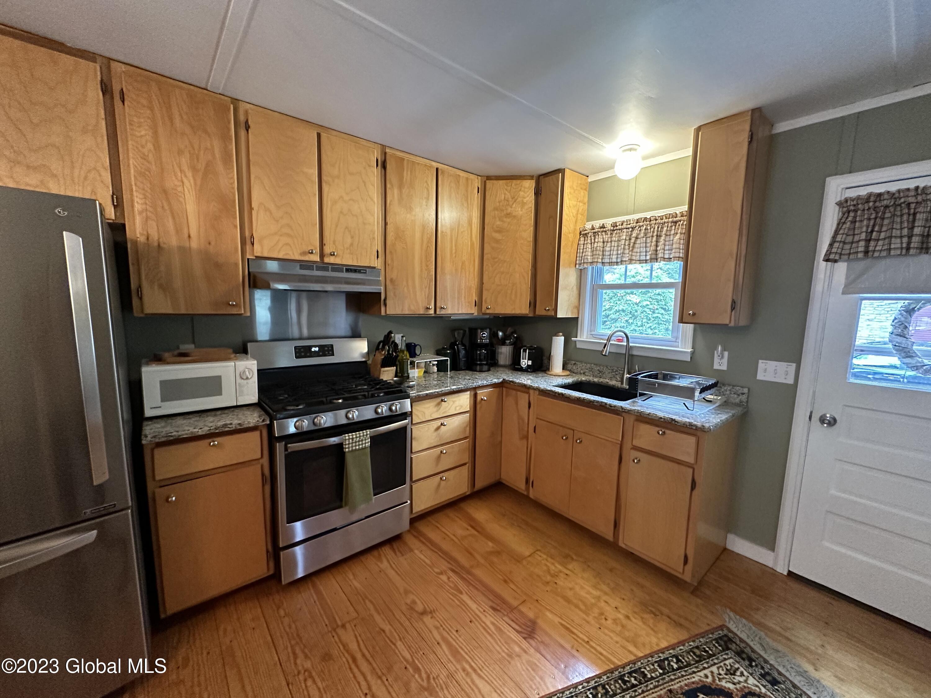 6325 Sunset Bay Road, Huletts Landing, New York image 2
