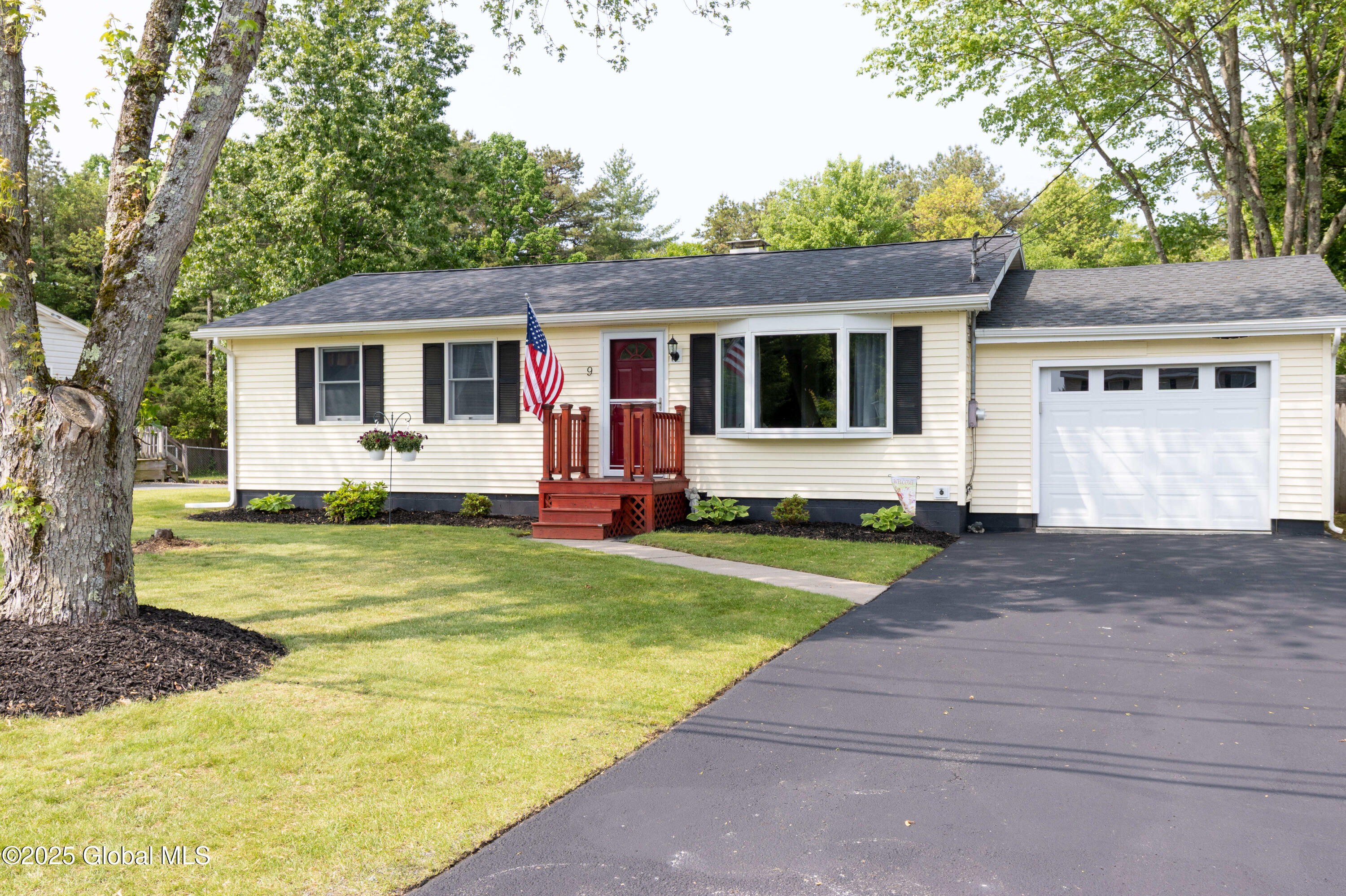 9 Wintergreen Road, Queensbury, New York image 1
