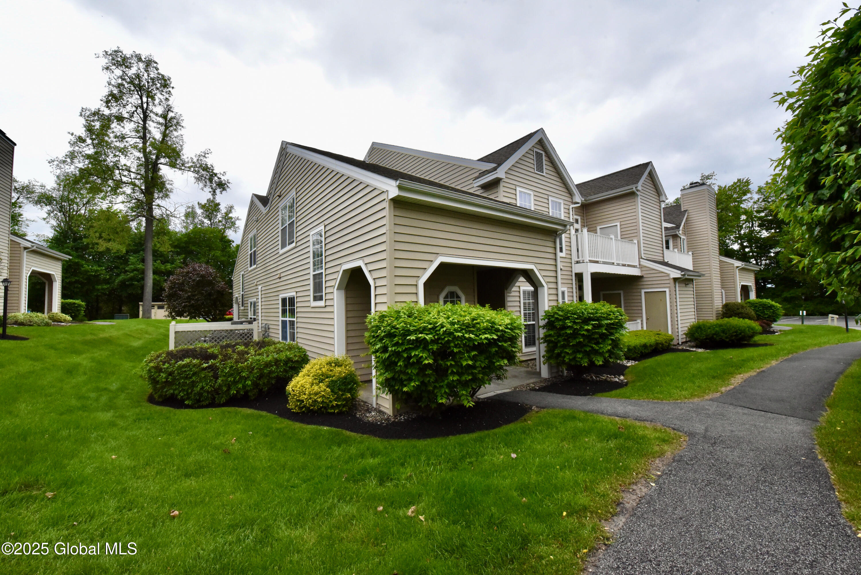 1024 Hampton Place Boulevard, Troy, New York image 2