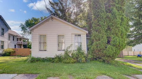 Homes For Sale - 8 Mckinley Place<br/> Fulton County, Gloversville, NY 12078