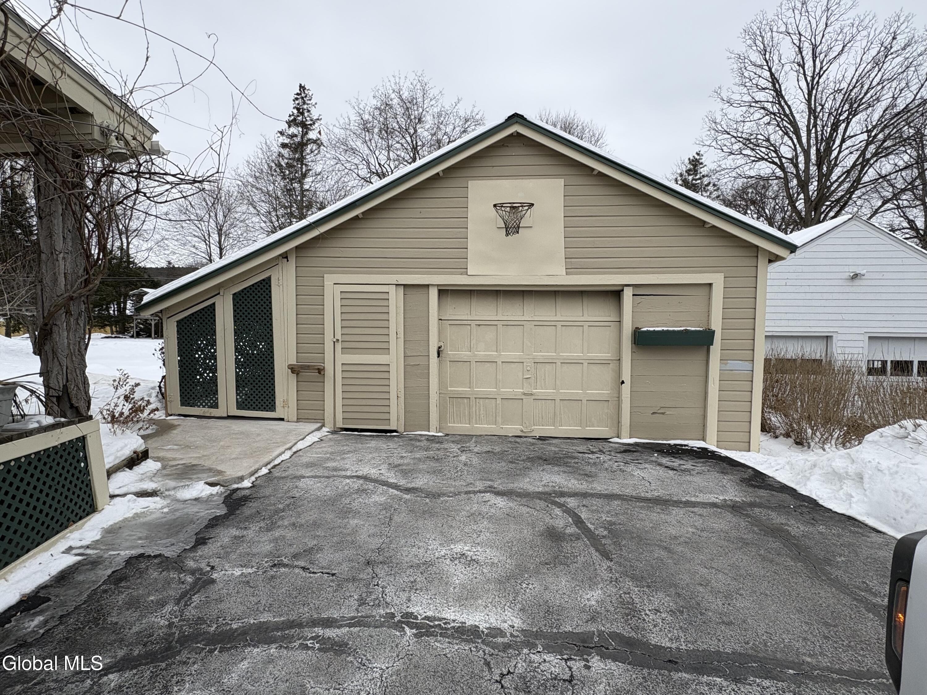 16 Carillon Road