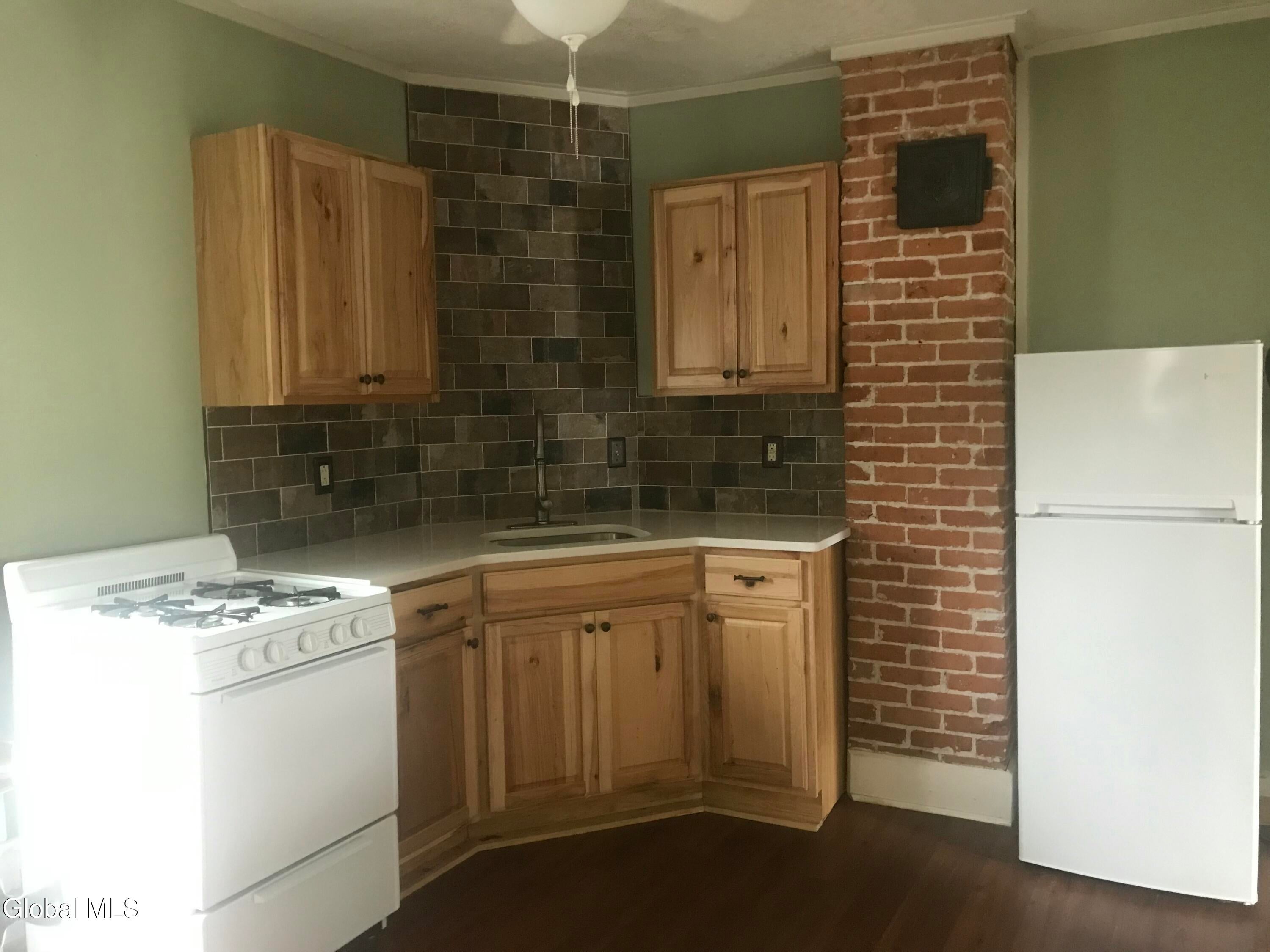 441 Glen Street Apartment 5