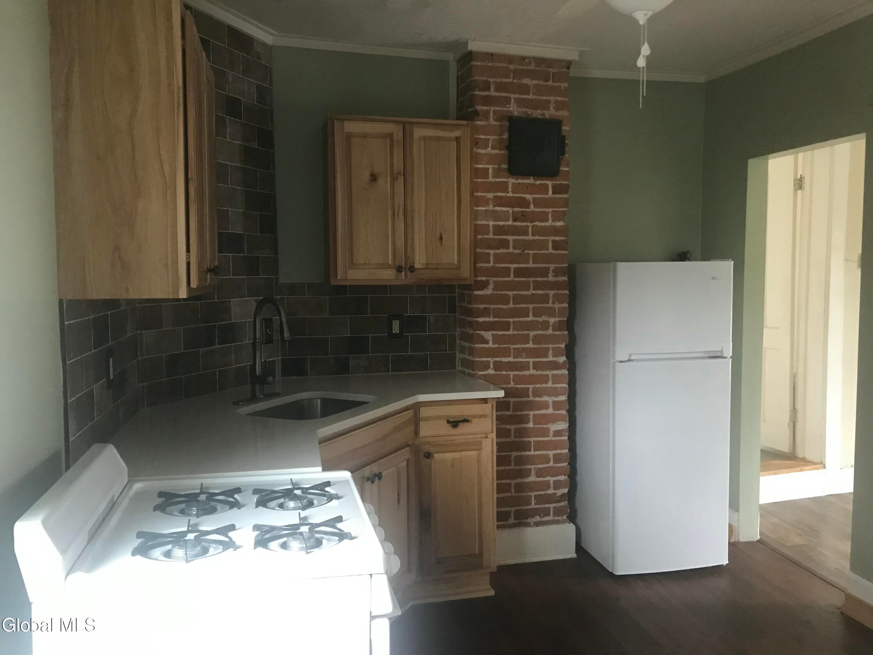 441 Glen Street Apartment 5