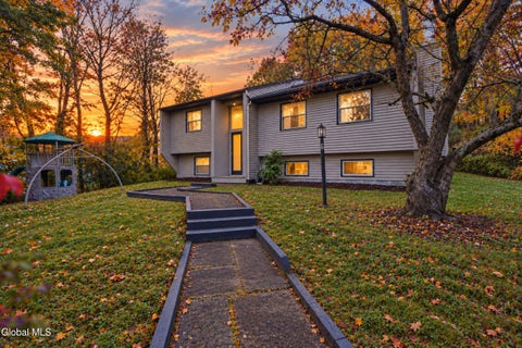 Photo of 6 Ashford Lane, Schenectady, NY 12309 (MLS # 202628800)