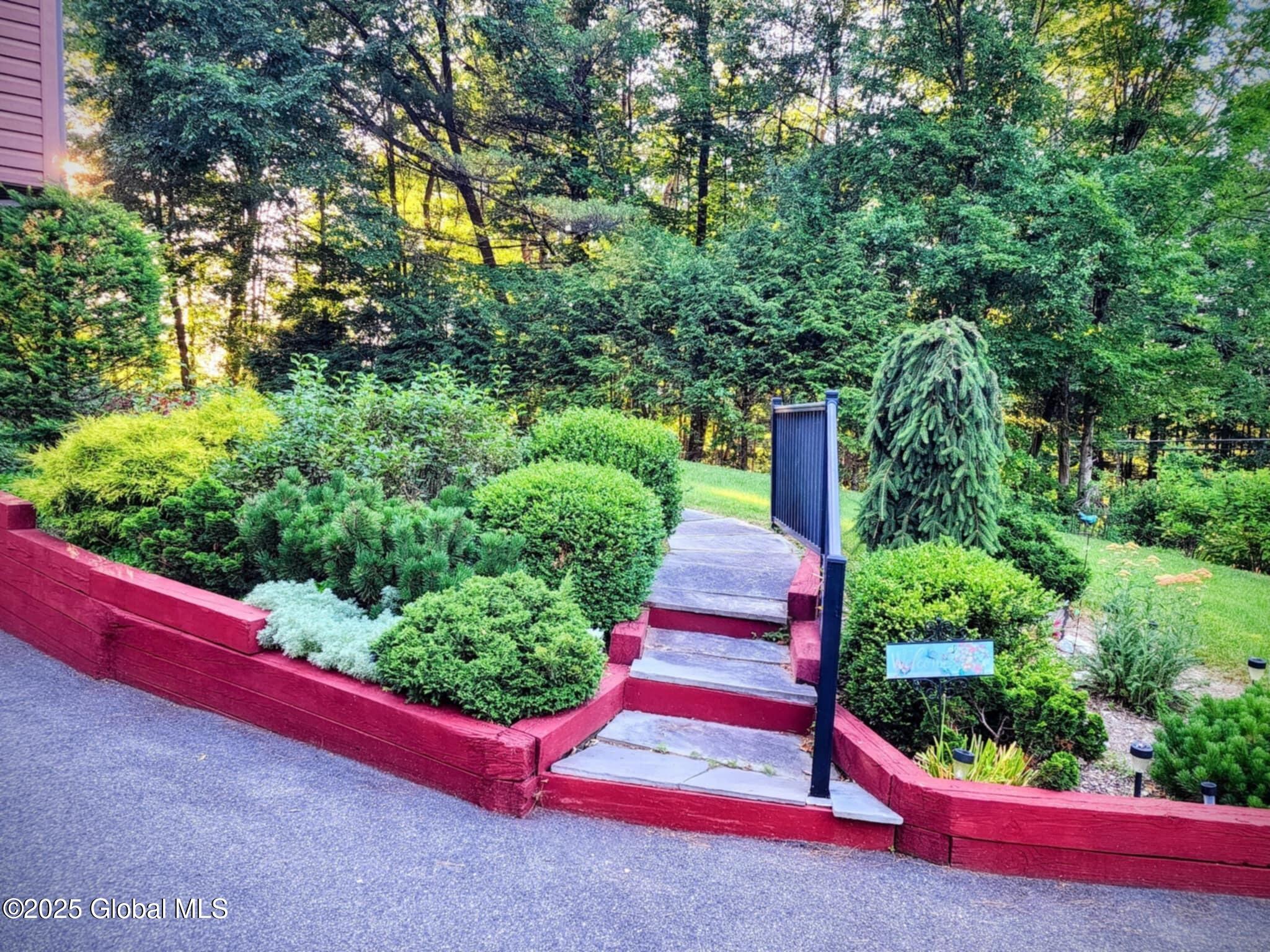 Pittsfield, Massachusetts 99999, United States, 3 Bedrooms Bedrooms, ,3 BathroomsBathrooms,Residential,Active,142425