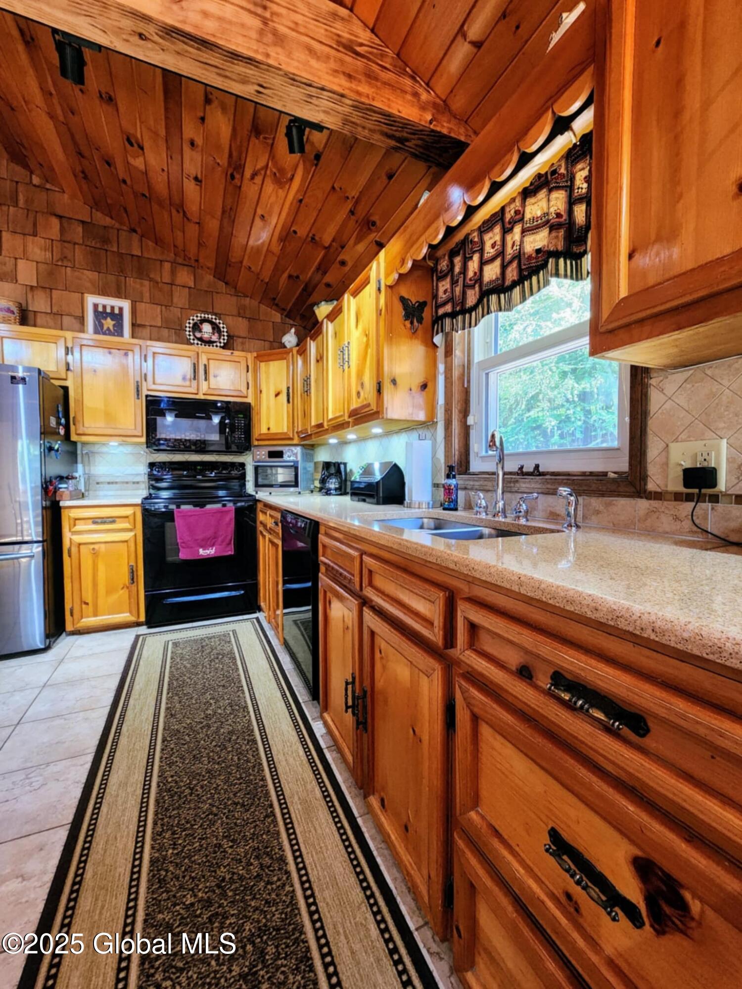 Pittsfield, Massachusetts 99999, United States, 3 Bedrooms Bedrooms, ,3 BathroomsBathrooms,Residential,Active,142425