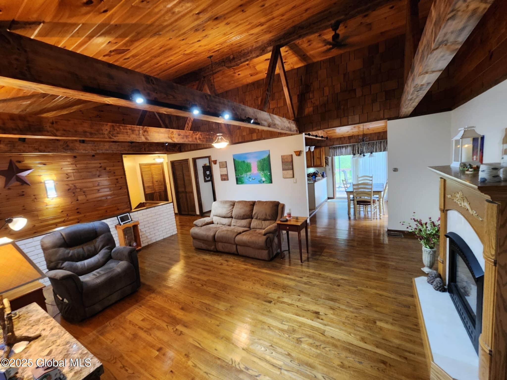 Pittsfield, Massachusetts 99999, United States, 3 Bedrooms Bedrooms, ,3 BathroomsBathrooms,Residential,Active,142425