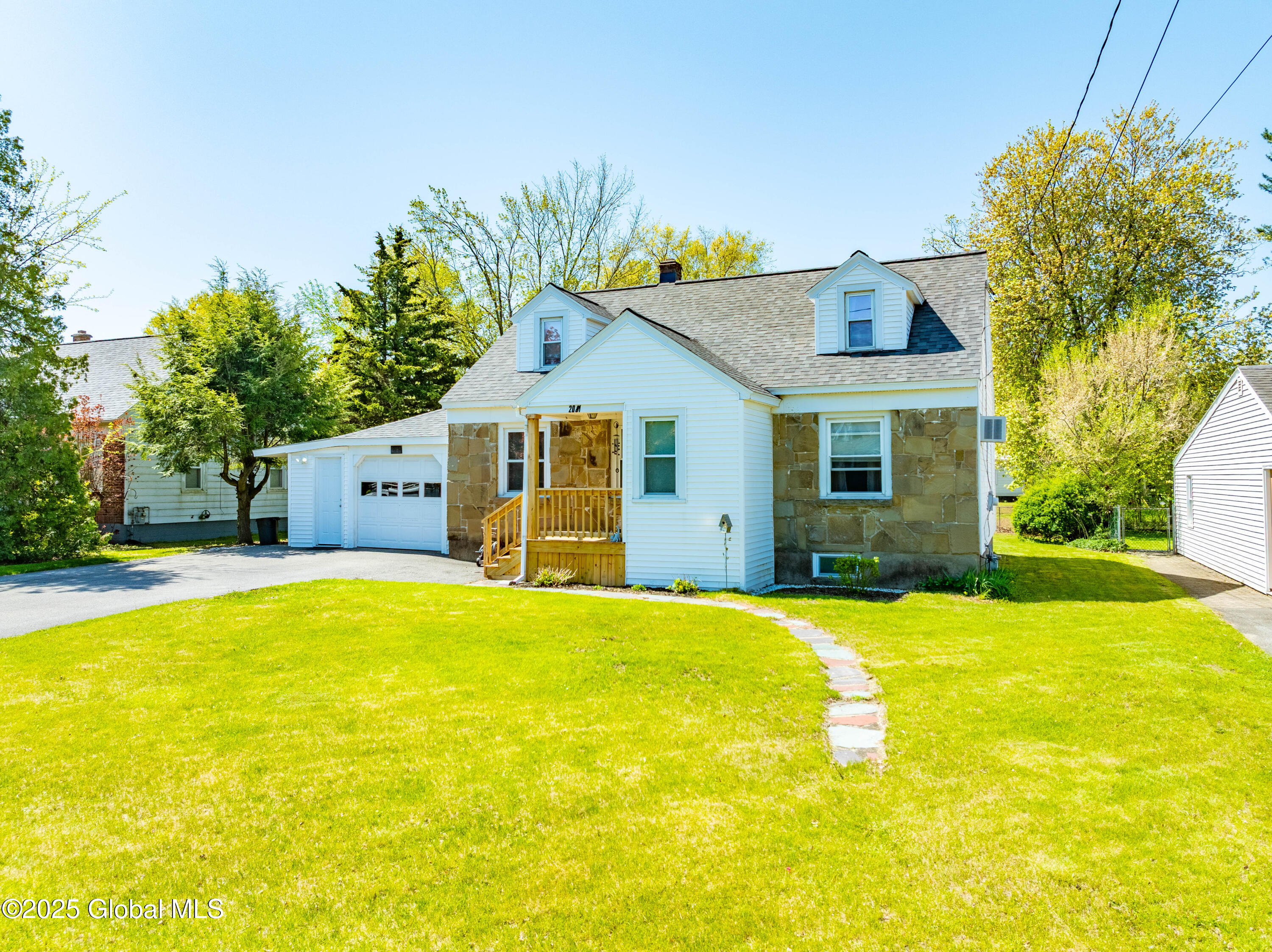2081 Chepstow Road, Schenectady, New York image 2