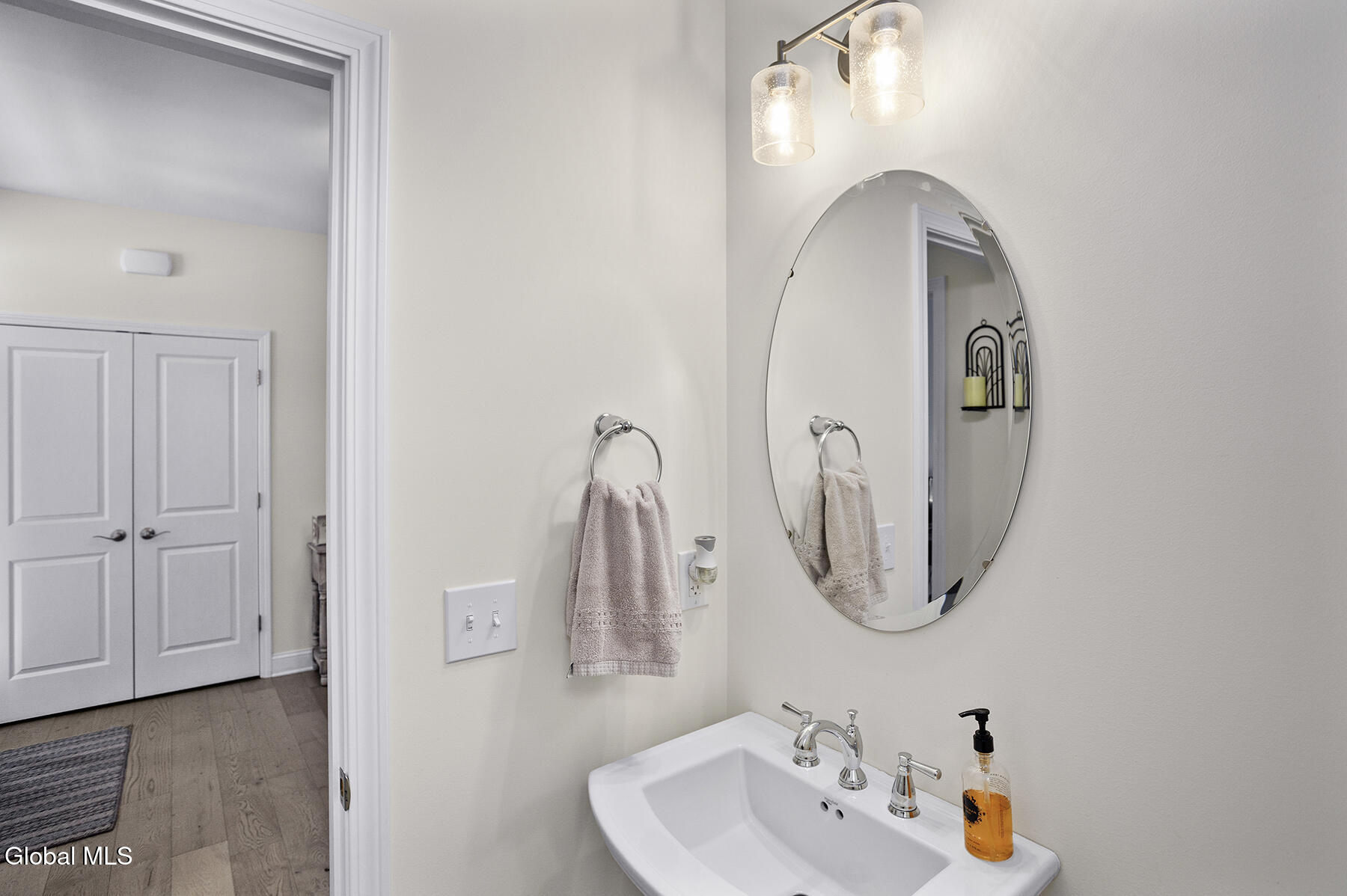 Round Lake, New York 12151, United States, 3 Bedrooms Bedrooms, ,3 BathroomsBathrooms,Residential,Pending,188587