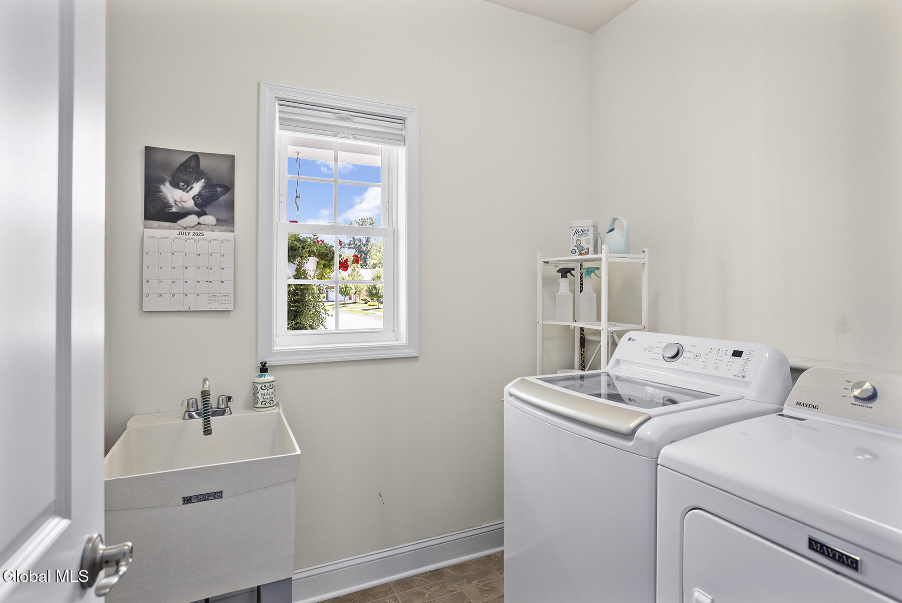 Round Lake, New York 12151, United States, 3 Bedrooms Bedrooms, ,3 BathroomsBathrooms,Residential,Pending,188587