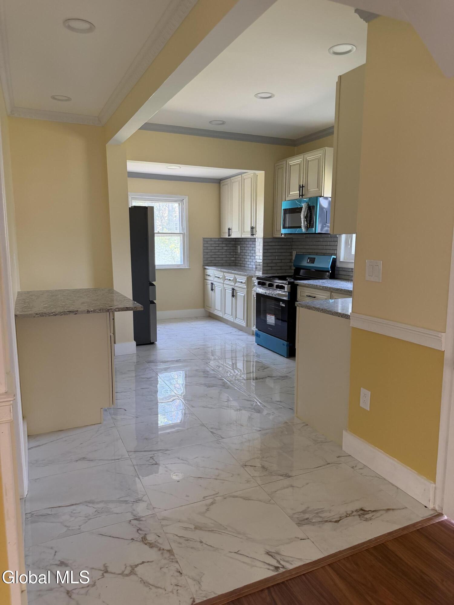 822 Sargent Place