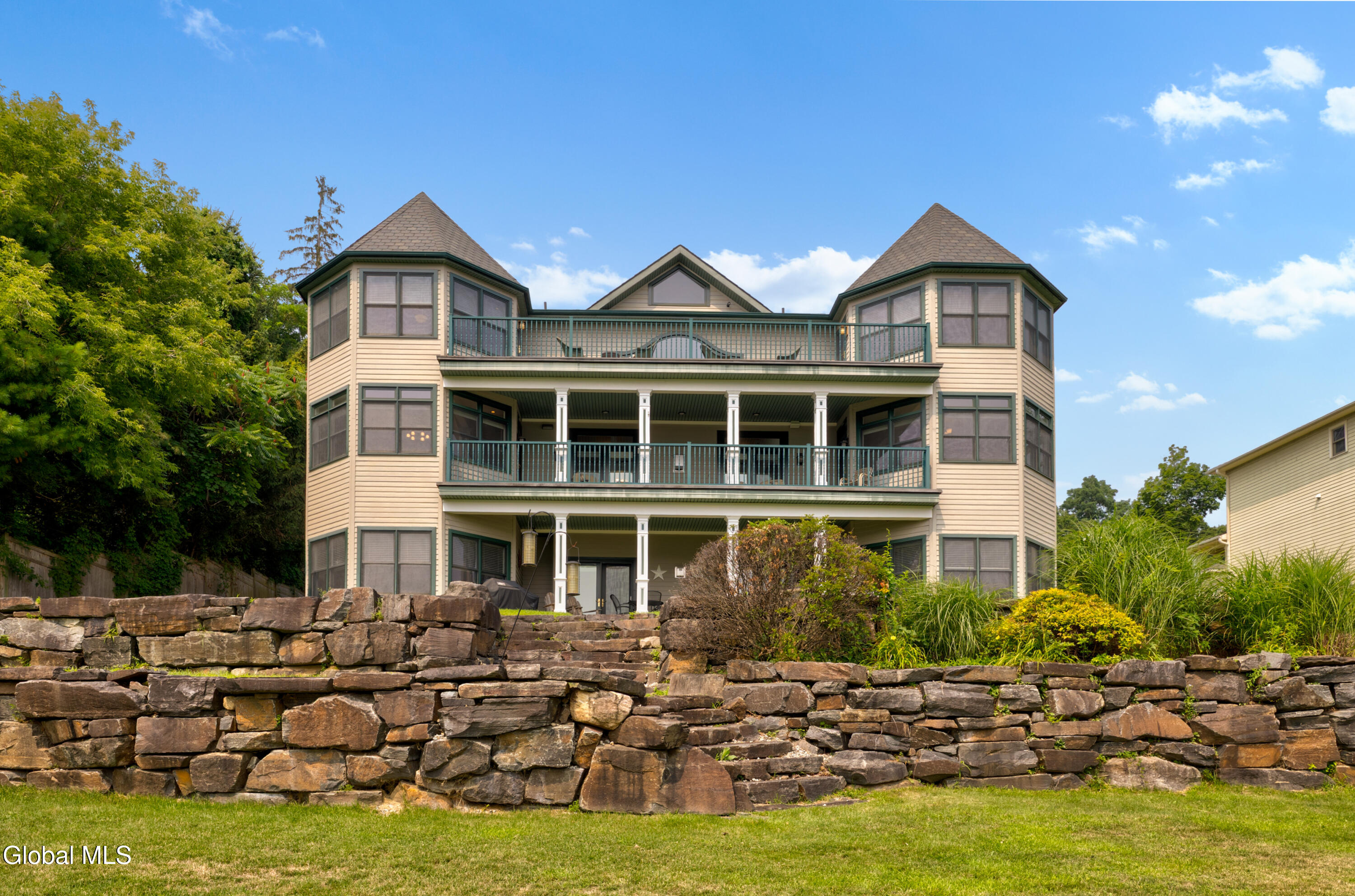 2988 Lakeshore Drive