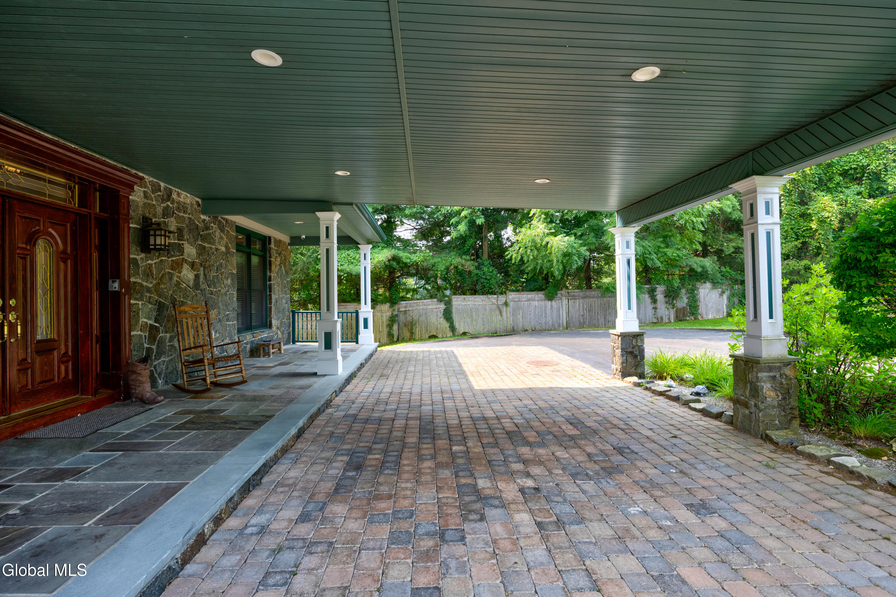 2988 Lakeshore Drive