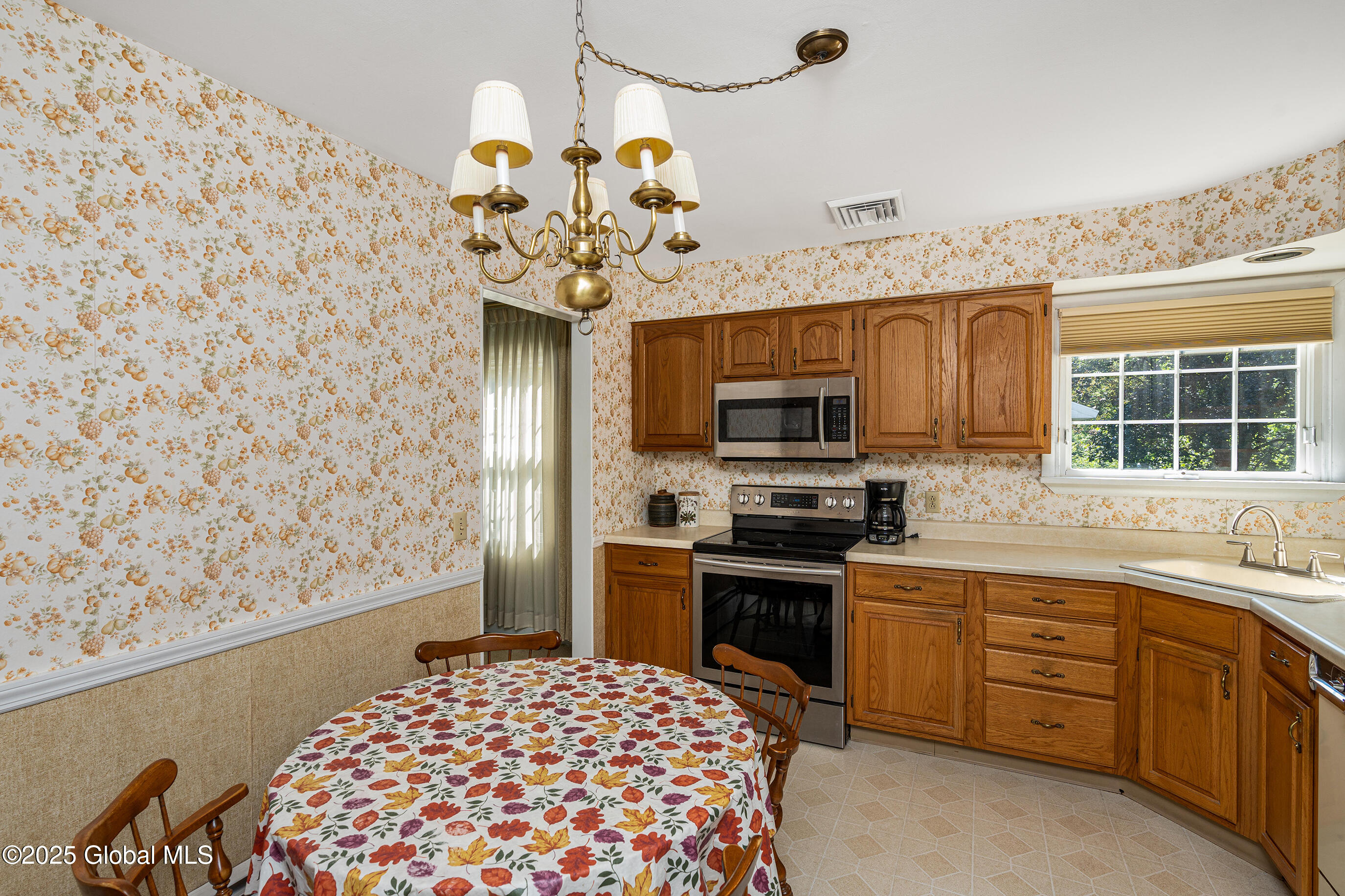 3 Rita Court, Delmar, New York image 8