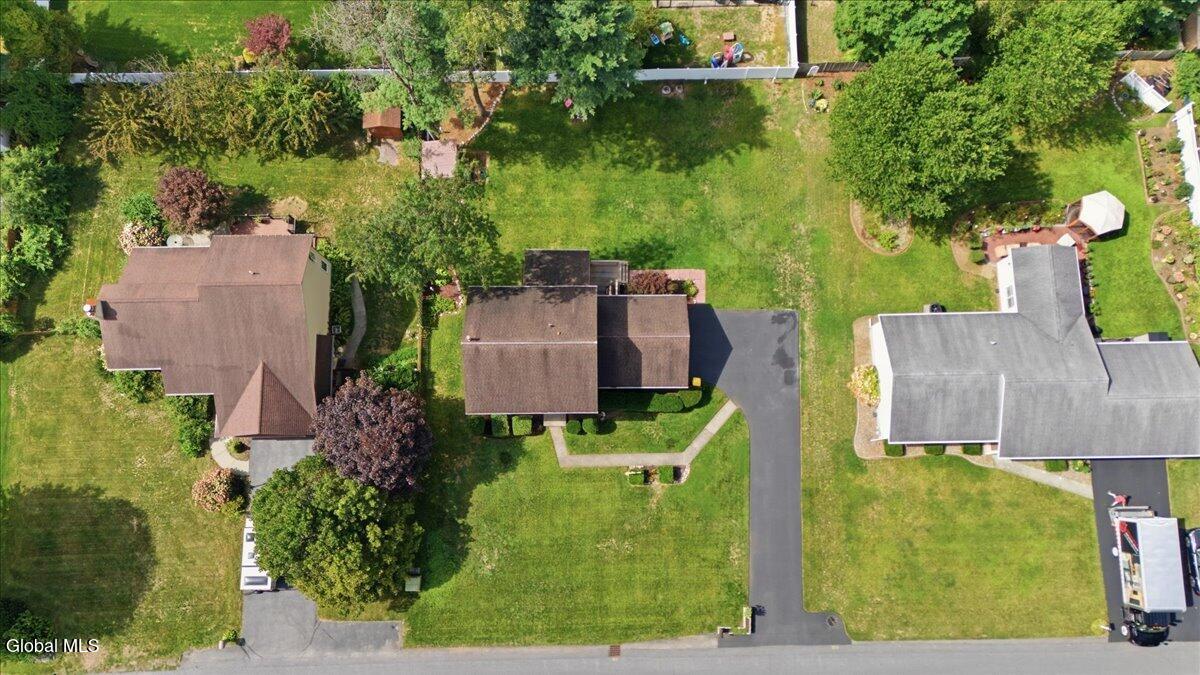 16 Oak Tree Circle