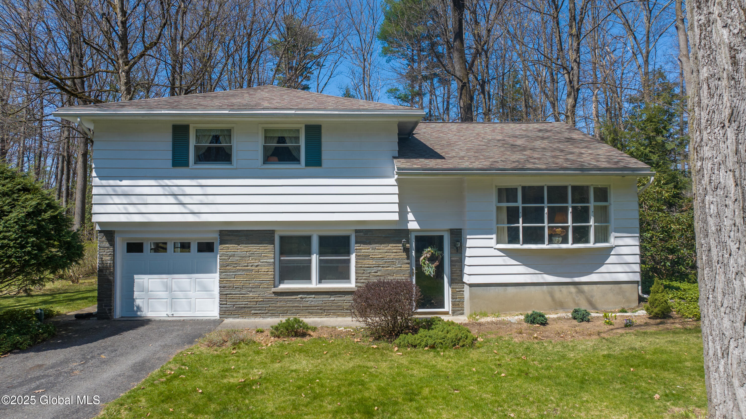 20 Loughberry Road, Saratoga Springs, New York image 1