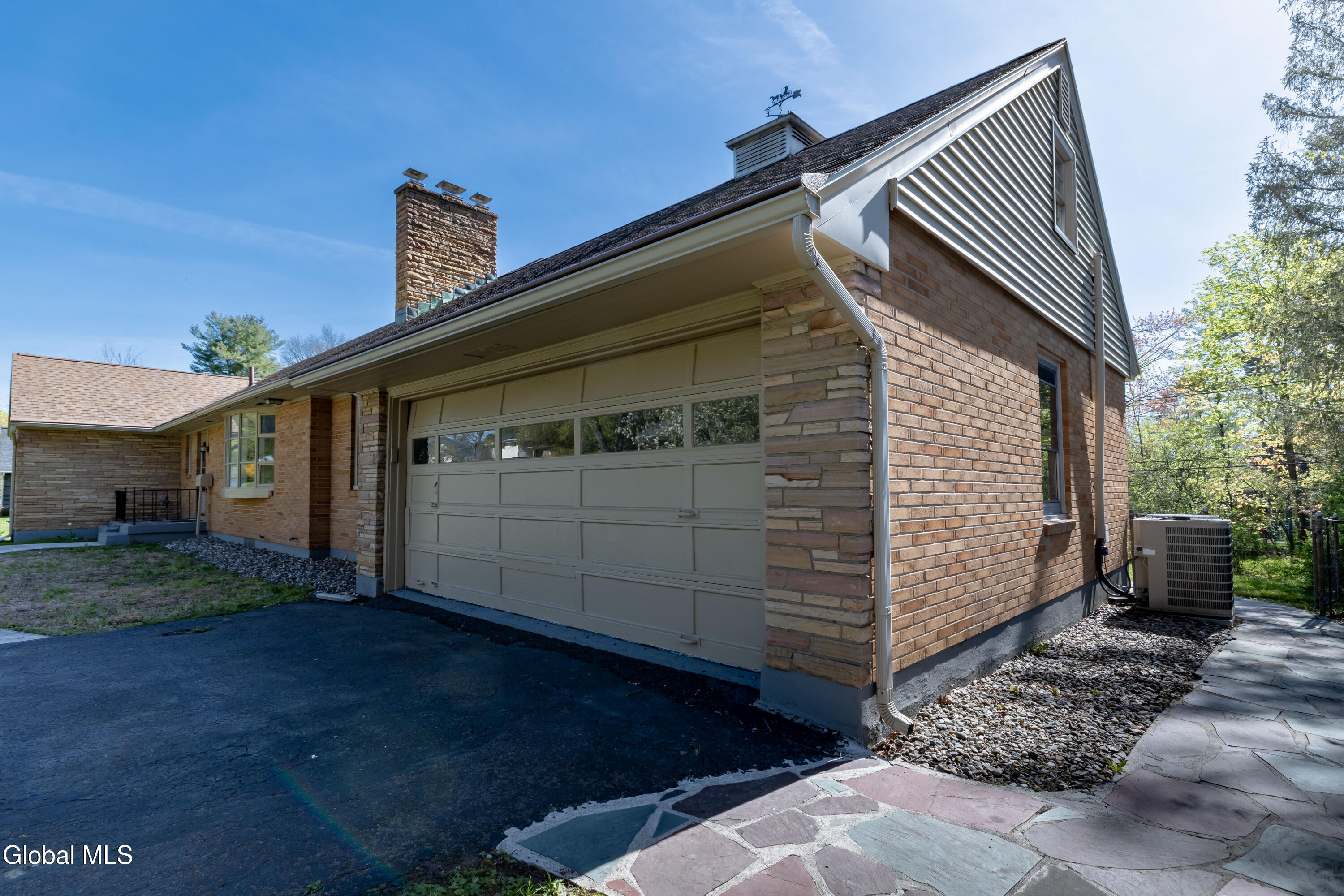 1258 Hawthorn Road