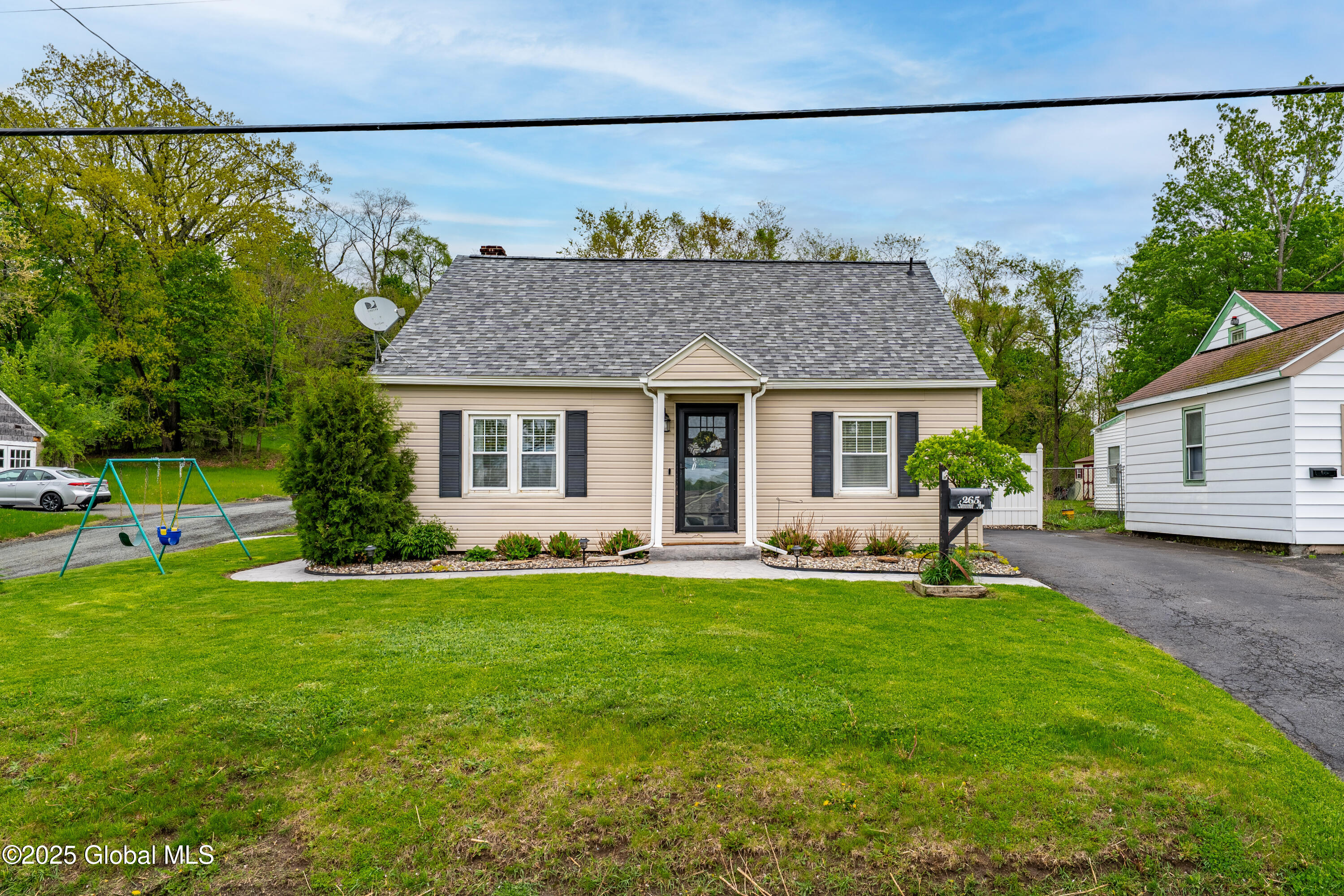 265 Summit Avenue, Rensselaer, New York image 2