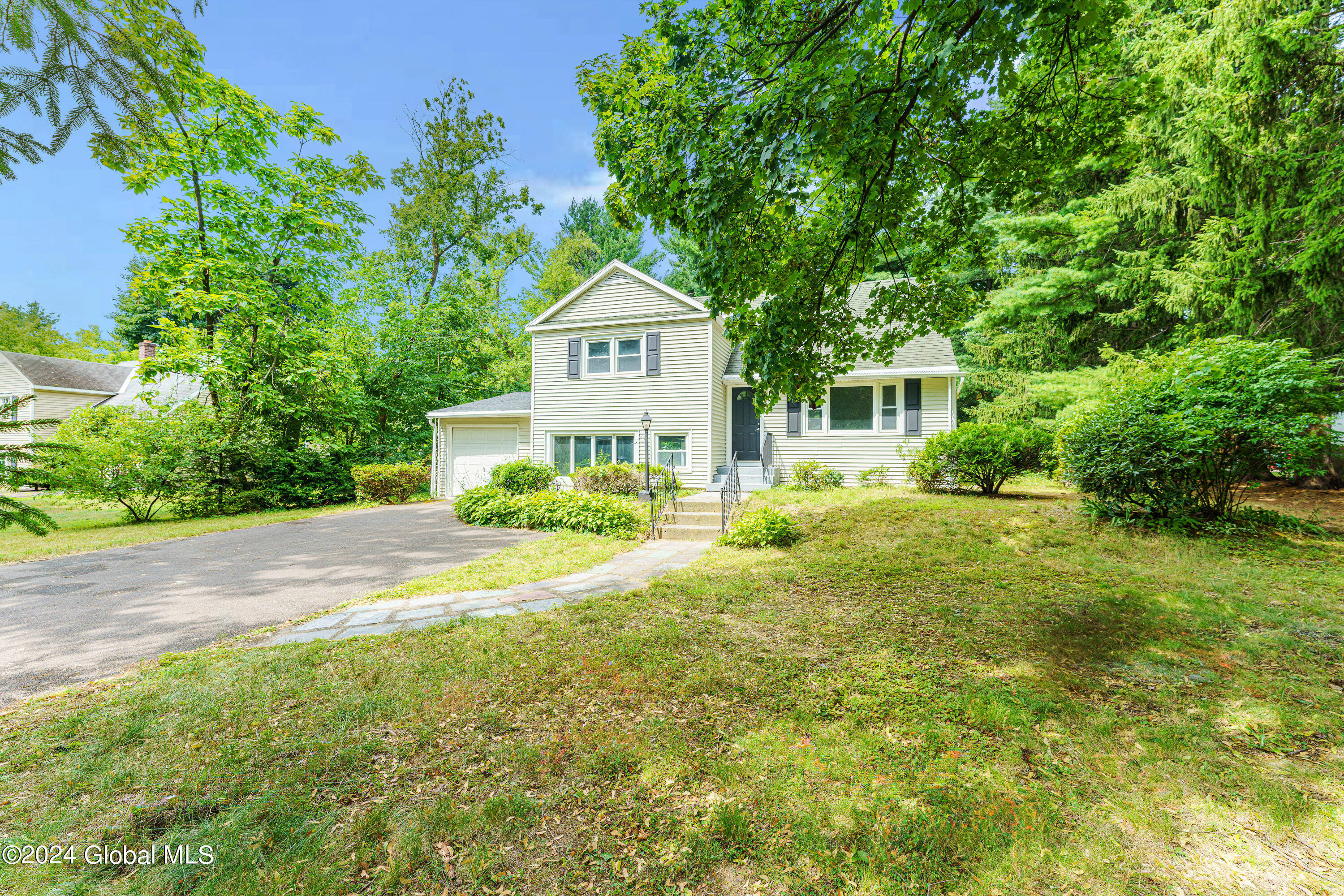 7 Patten Drive, Loudonville, New York image 3