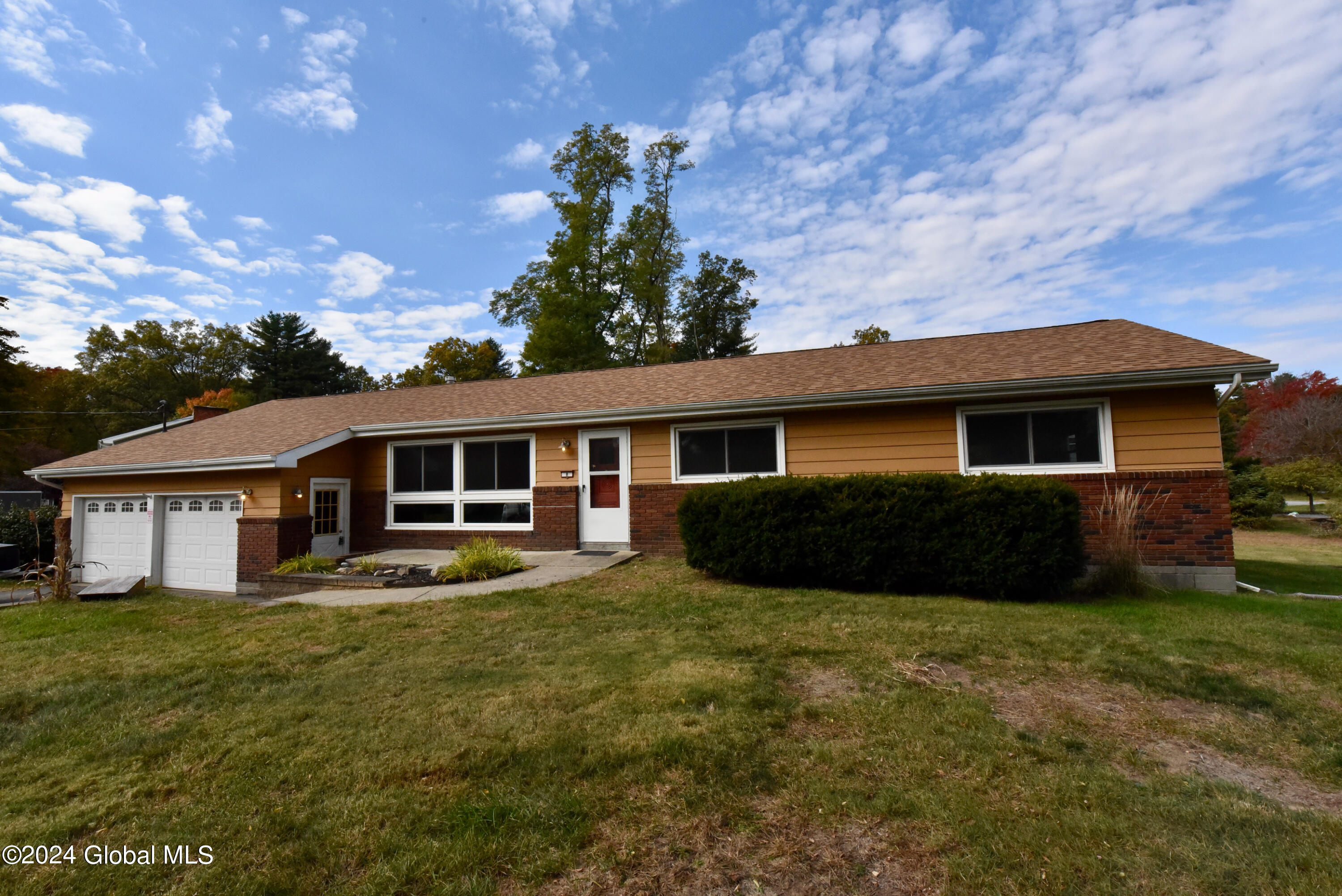 8 Locust Lane, Clifton Park, New York image 2