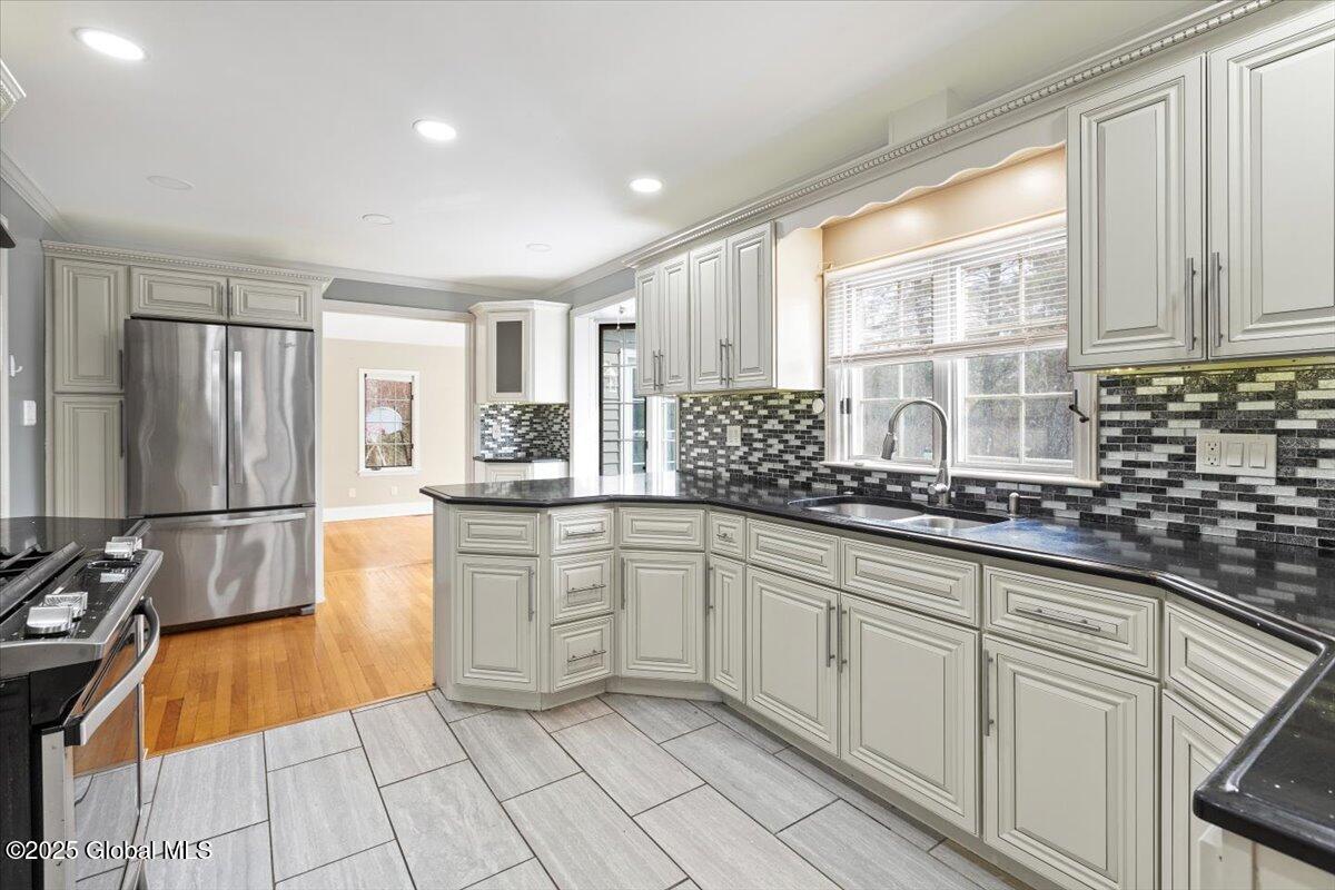 720 St Davids Lane, Niskayuna, New York image 6